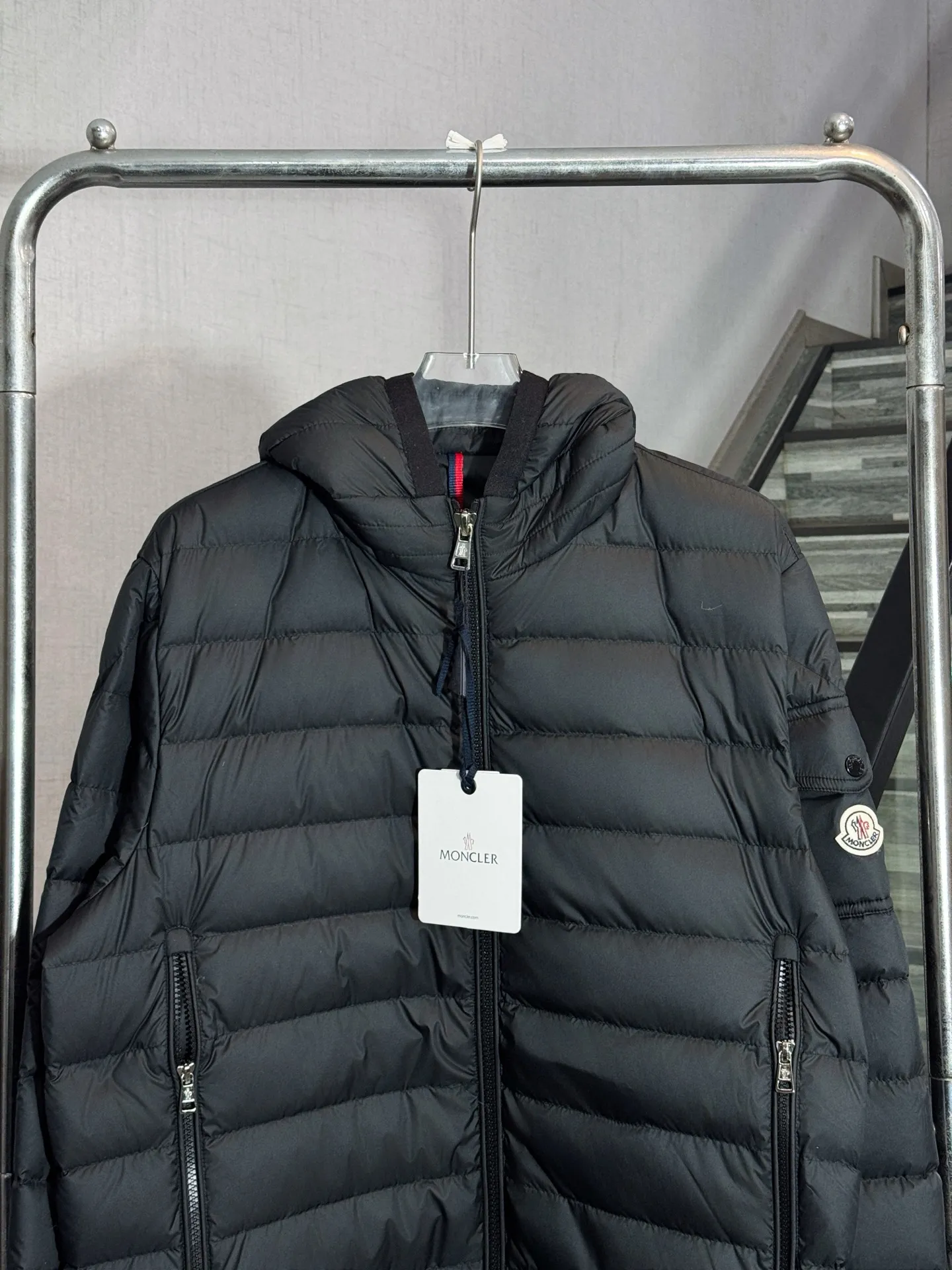 P690 Style No.: HE412 MONCLER-Mongolian ribs arm badge pocket hooded zipper down jacket The fabric is made of high-density polyester fiber windproof fabric, which feels soft and smooth. The inner filling is made of 50 white duck down, which has high fluffiness and extremely high warmth retention for the upper body. The inside of the clothes is made of three layers of anti-velvet single cloth to prevent velvet from being drilled. The clothes are made of ribbed pattern. Sub-processing, machine washable to prevent lint running, pocket design on the arms + original masked badges and small labels sewn on the arms to highlight the characteristics of the clothes, custom-made original small letter hardware sliders, and arm letter printing. The overall workmanship is complicated, so you can buy it with confidence. It is made by a big factory and has the original original label.  Color: Black Size: S M L XL XXL