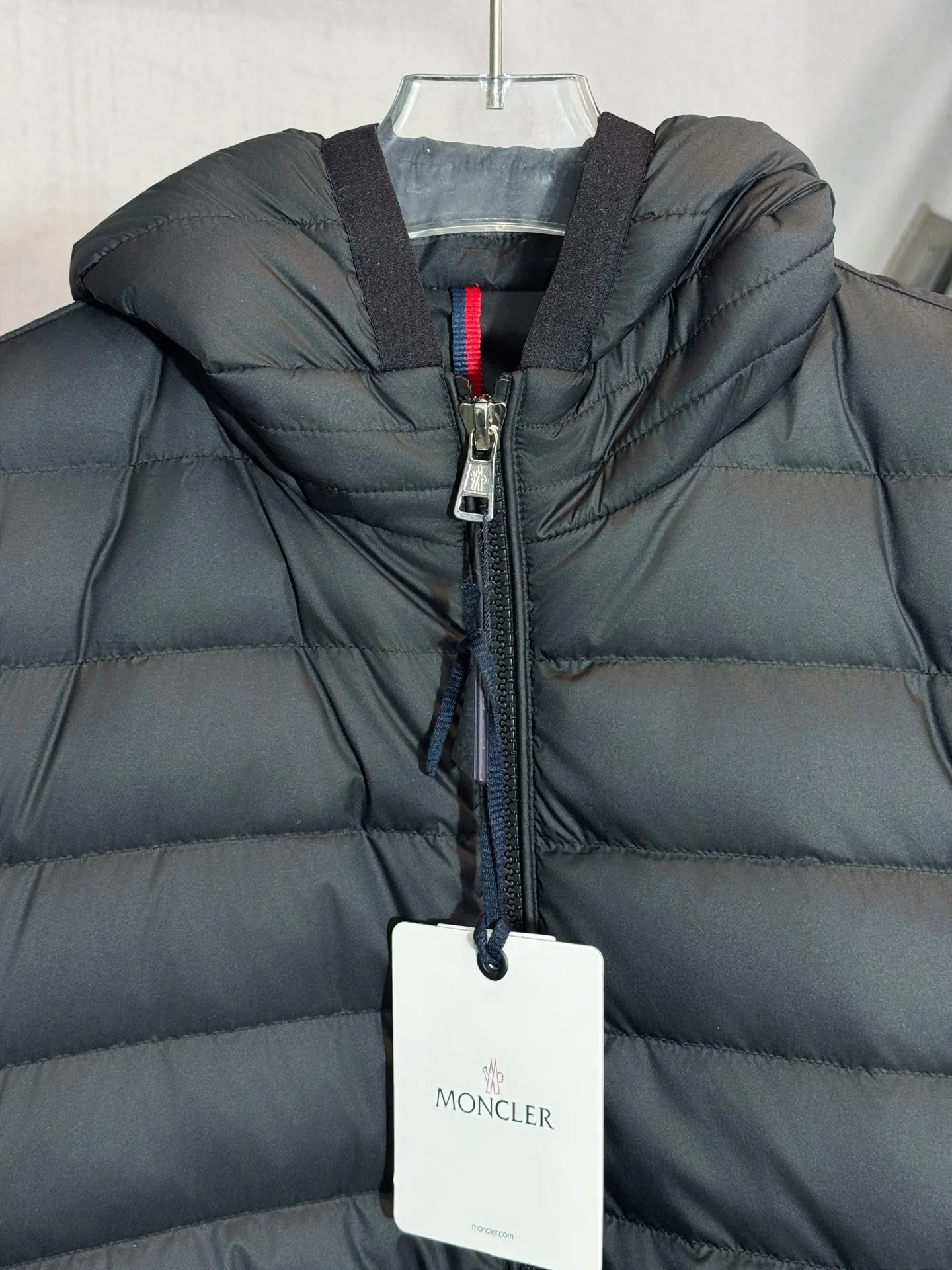 P690 Style No.: HE412 MONCLER-Mongolian ribs arm badge pocket hooded zipper down jacket The fabric is made of high-density polyester fiber windproof fabric, which feels soft and smooth. The inner filling is made of 50 white duck down, which has high fluffiness and extremely high warmth retention for the upper body. The inside of the clothes is made of three layers of anti-velvet single cloth to prevent velvet from being drilled. The clothes are made of ribbed pattern. Sub-processing, machine washable to prevent lint running, pocket design on the arms + original masked badges and small labels sewn on the arms to highlight the characteristics of the clothes, custom-made original small letter hardware sliders, and arm letter printing. The overall workmanship is complicated, so you can buy it with confidence. It is made by a big factory and has the original original label.  Color: Black Size: S M L XL XXL