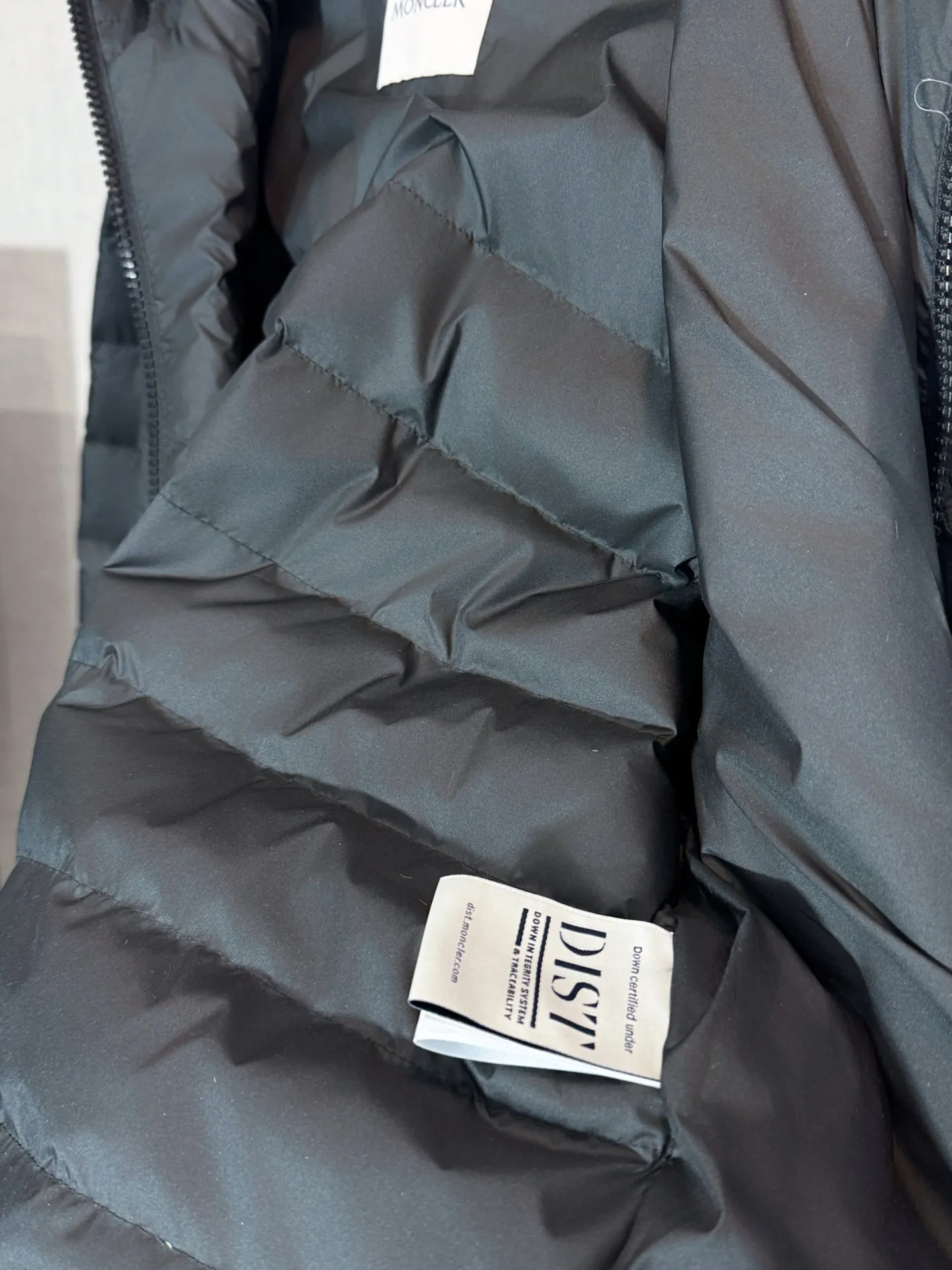 P690 Style No.: HE412 MONCLER-Mongolian ribs arm badge pocket hooded zipper down jacket The fabric is made of high-density polyester fiber windproof fabric, which feels soft and smooth. The inner filling is made of 50 white duck down, which has high fluffiness and extremely high warmth retention for the upper body. The inside of the clothes is made of three layers of anti-velvet single cloth to prevent velvet from being drilled. The clothes are made of ribbed pattern. Sub-processing, machine washable to prevent lint running, pocket design on the arms + original masked badges and small labels sewn on the arms to highlight the characteristics of the clothes, custom-made original small letter hardware sliders, and arm letter printing. The overall workmanship is complicated, so you can buy it with confidence. It is made by a big factory and has the original original label.  Color: Black Size: S M L XL XXL
