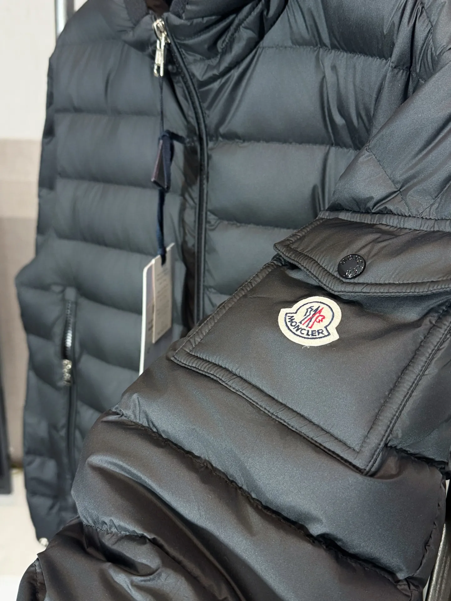 P690 Style No.: HE412 MONCLER-Mongolian ribs arm badge pocket hooded zipper down jacket The fabric is made of high-density polyester fiber windproof fabric, which feels soft and smooth. The inner filling is made of 50 white duck down, which has high fluffiness and extremely high warmth retention for the upper body. The inside of the clothes is made of three layers of anti-velvet single cloth to prevent velvet from being drilled. The clothes are made of ribbed pattern. Sub-processing, machine washable to prevent lint running, pocket design on the arms + original masked badges and small labels sewn on the arms to highlight the characteristics of the clothes, custom-made original small letter hardware sliders, and arm letter printing. The overall workmanship is complicated, so you can buy it with confidence. It is made by a big factory and has the original original label.  Color: Black Size: S M L XL XXL