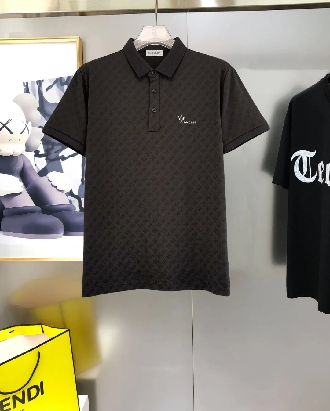 P210 Moncler 25 spring and summer top counter round neck short-sleeved T-shirt (complete with 3 labels) is made of imported Tencel cotton + jacquard fabric, original counter fabric, super brand recognition, high street and exquisite style, it will definitely become the best choice for high street appearances, short-sleeved T-shirt for couples. The fabric is light and refreshing, has a strong say in texture and comfort, has a delicate feel, is comfortable to wear, and has a good upper body effect. The mercerized cotton fabric has a very soft hand feel and the upper body is cool. This is the first time I have gotten such functional fabric in a long time. It is really good! It’s not a cheap style or material, you will definitely like it if you are trendy!  Made with the fusion of top elements, the upper body comfort is unparalleled. It can be said that it is a must-have in summer, and it is more fashionable and can easily create a fashionable outfit. It interprets your luxury and taste and creates your fashionable charm. Fashionable round neck chest T-shirt This T-shirt has exquisite craftsmanship and full design sense! The matching is trendy and stylish! This must-have item has an elegant upper body, looks good both inside and outside, and combines fashion and comfort. It looks like a basic couple’s T-shirt, but it’s actually not. It can be worn alone. It’s no problem to wear it in one piece for all seasons. The product is really, really good! It comes from the original factory. There are not many pieces that you can count on your fingers. Whether you can own it depends on your hand speed. It is flat and snug and not easy to deform. The brand logo remains the same, creating an alternative luxury fashion atmosphere and becoming a new concept emerging in 2025. Available in two colors: white and black. Size: M L XL 2XL 3XL