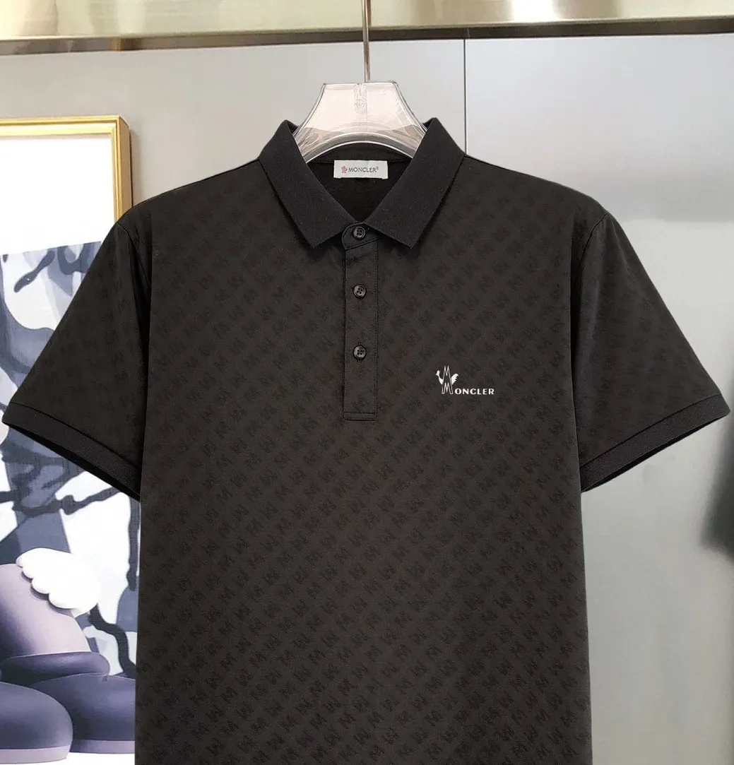 P210 Moncler 25 spring and summer top counter round neck short-sleeved T-shirt (complete with 3 labels) is made of imported Tencel cotton + jacquard fabric, original counter fabric, super brand recognition, high street and exquisite style, it will definitely become the best choice for high street appearances, short-sleeved T-shirt for couples. The fabric is light and refreshing, has a strong say in texture and comfort, has a delicate feel, is comfortable to wear, and has a good upper body effect. The mercerized cotton fabric has a very soft hand feel and the upper body is cool. This is the first time I have gotten such functional fabric in a long time. It is really good! It’s not a cheap style or material, you will definitely like it if you are trendy!  Made with the fusion of top elements, the upper body comfort is unparalleled. It can be said that it is a must-have in summer, and it is more fashionable and can easily create a fashionable outfit. It interprets your luxury and taste and creates your fashionable charm. Fashionable round neck chest T-shirt This T-shirt has exquisite craftsmanship and full design sense! The matching is trendy and stylish! This must-have item has an elegant upper body, looks good both inside and outside, and combines fashion and comfort. It looks like a basic couple’s T-shirt, but it’s actually not. It can be worn alone. It’s no problem to wear it in one piece for all seasons. The product is really, really good! It comes from the original factory. There are not many pieces that you can count on your fingers. Whether you can own it depends on your hand speed. It is flat and snug and not easy to deform. The brand logo remains the same, creating an alternative luxury fashion atmosphere and becoming a new concept emerging in 2025. Available in two colors: white and black. Size: M L XL 2XL 3XL
