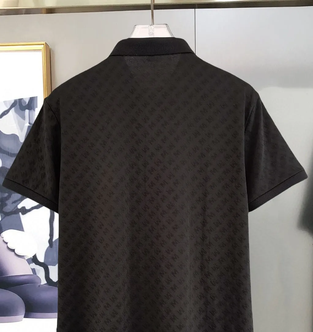 P210 Moncler 25 spring and summer top counter round neck short-sleeved T-shirt (complete with 3 labels) is made of imported Tencel cotton + jacquard fabric, original counter fabric, super brand recognition, high street and exquisite style, it will definitely become the best choice for high street appearances, short-sleeved T-shirt for couples. The fabric is light and refreshing, has a strong say in texture and comfort, has a delicate feel, is comfortable to wear, and has a good upper body effect. The mercerized cotton fabric has a very soft hand feel and the upper body is cool. This is the first time I have gotten such functional fabric in a long time. It is really good! It’s not a cheap style or material, you will definitely like it if you are trendy!  Made with the fusion of top elements, the upper body comfort is unparalleled. It can be said that it is a must-have in summer, and it is more fashionable and can easily create a fashionable outfit. It interprets your luxury and taste and creates your fashionable charm. Fashionable round neck chest T-shirt This T-shirt has exquisite craftsmanship and full design sense! The matching is trendy and stylish! This must-have item has an elegant upper body, looks good both inside and outside, and combines fashion and comfort. It looks like a basic couple’s T-shirt, but it’s actually not. It can be worn alone. It’s no problem to wear it in one piece for all seasons. The product is really, really good! It comes from the original factory. There are not many pieces that you can count on your fingers. Whether you can own it depends on your hand speed. It is flat and snug and not easy to deform. The brand logo remains the same, creating an alternative luxury fashion atmosphere and becoming a new concept emerging in 2025. Available in two colors: white and black. Size: M L XL 2XL 3XL