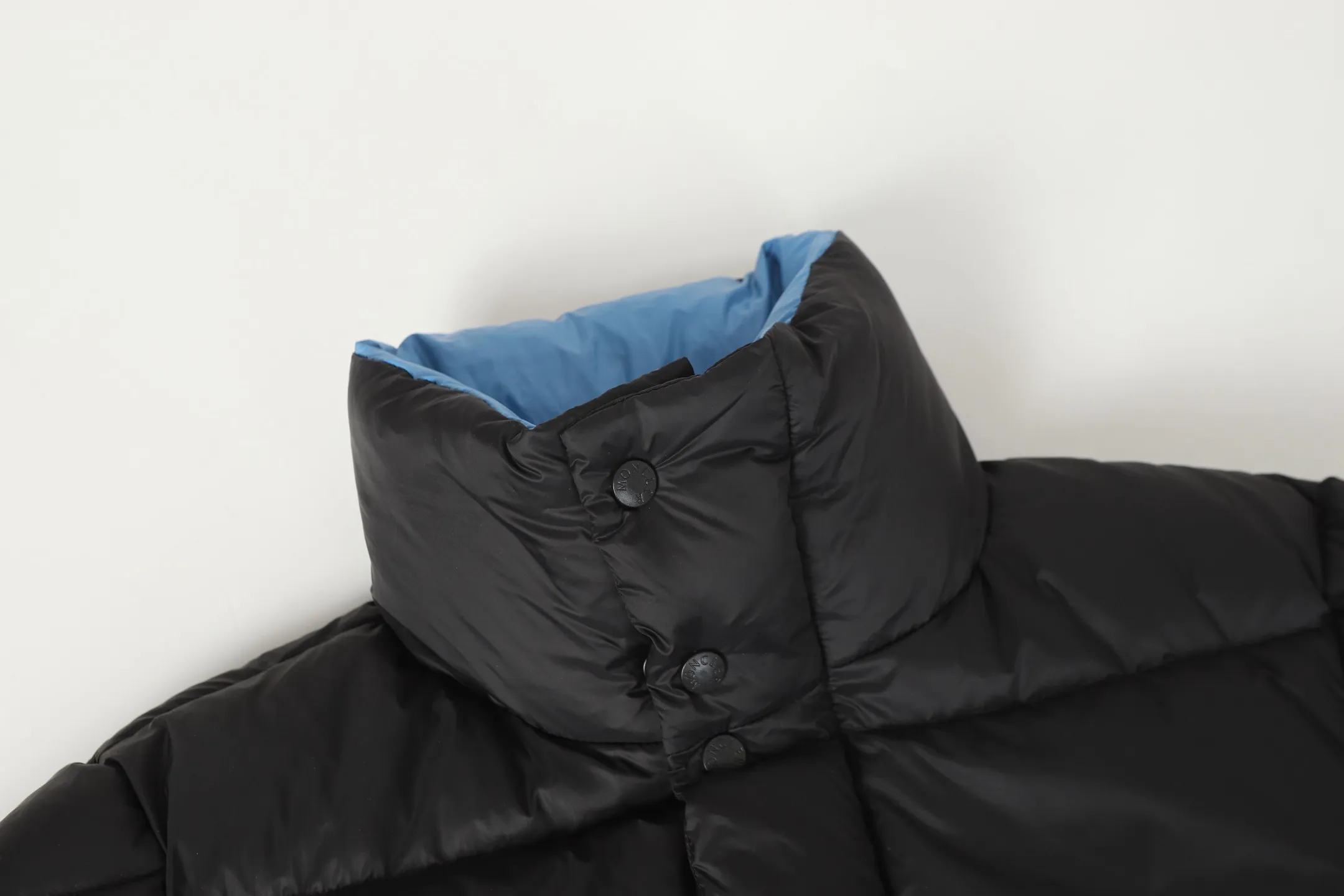 P860 MONCLER/Mask 1952 Green Fat Man Long-sleeved Down Jacket Muzzled DERVOX limited color matching 1952 co-branded men's goose down stand-up collar thickened buns can be made into couple models 95% European standard gooseneck down filling. Extremely full filling. 700+ fill power. The tag barcode model number corresponds to the official website. The tag has built-in NFC electronic induction anti-counterfeiting) Dervox down is made of lightweight nylon Made of laqué fabric, it's comfortable and warm without being bulky. This short style features an internal shoulder strap that can be carried as a carry when the weather heats up, making it ideal for urban or alpine wear. Made in pop tones, it's finished with a bold logo patch. Details Made of lightweight nvlon laqué fabric Color: Black Blue/Black Green/Coffee Blue Size: 1/2/3/4/5