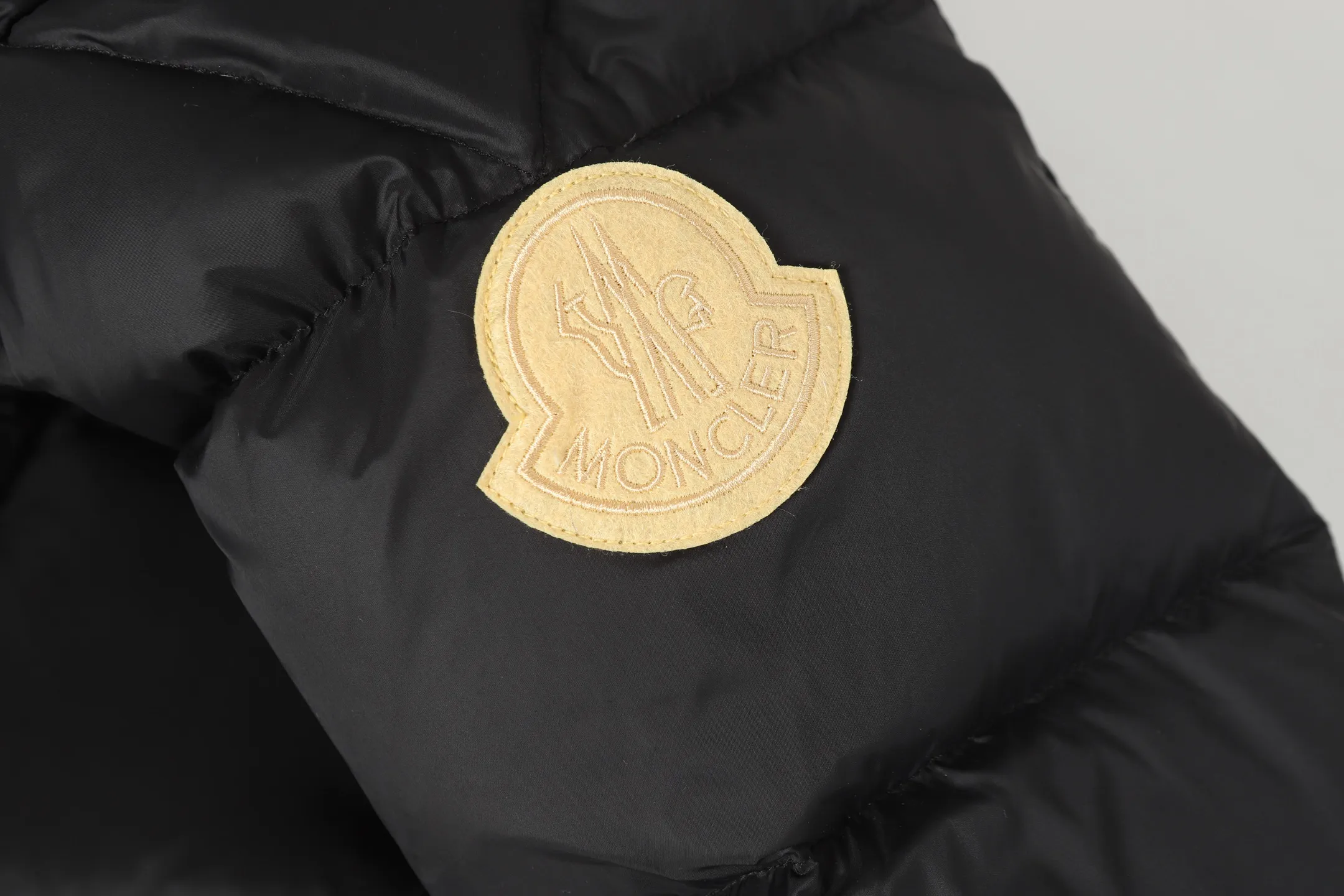 P860 MONCLER/Mask 1952 Green Fat Man Long-sleeved Down Jacket Muzzled DERVOX limited color matching 1952 co-branded men's goose down stand-up collar thickened buns can be made into couple models 95% European standard gooseneck down filling. Extremely full filling. 700+ fill power. The tag barcode model number corresponds to the official website. The tag has built-in NFC electronic induction anti-counterfeiting) Dervox down is made of lightweight nylon Made of laqué fabric, it's comfortable and warm without being bulky. This short style features an internal shoulder strap that can be carried as a carry when the weather heats up, making it ideal for urban or alpine wear. Made in pop tones, it's finished with a bold logo patch. Details Made of lightweight nvlon laqué fabric Color: Black Blue/Black Green/Coffee Blue Size: 1/2/3/4/5
