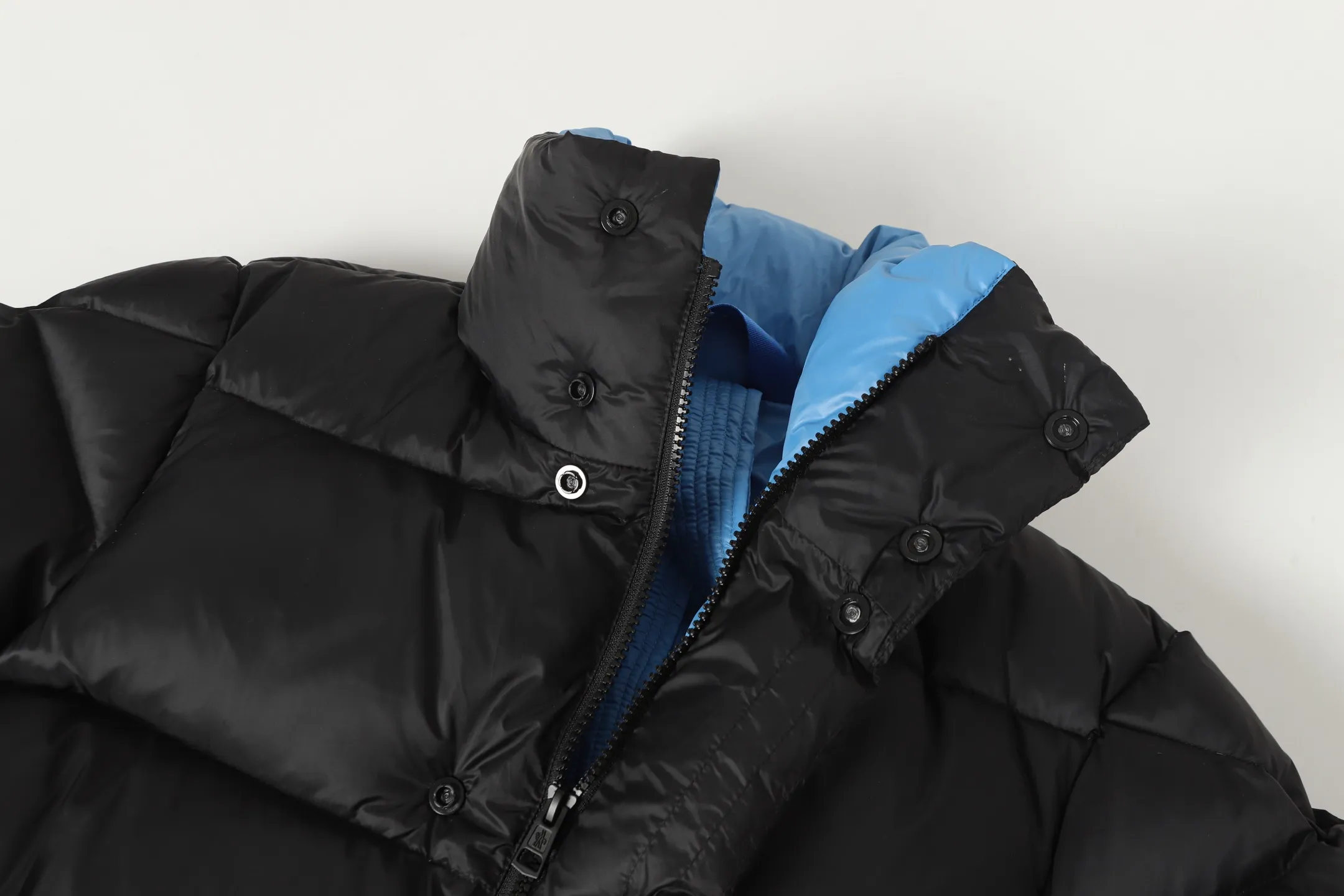 P860 MONCLER/Mask 1952 Green Fat Man Long-sleeved Down Jacket Muzzled DERVOX limited color matching 1952 co-branded men's goose down stand-up collar thickened buns can be made into couple models 95% European standard gooseneck down filling. Extremely full filling. 700+ fill power. The tag barcode model number corresponds to the official website. The tag has built-in NFC electronic induction anti-counterfeiting) Dervox down is made of lightweight nylon Made of laqué fabric, it's comfortable and warm without being bulky. This short style features an internal shoulder strap that can be carried as a carry when the weather heats up, making it ideal for urban or alpine wear. Made in pop tones, it's finished with a bold logo patch. Details Made of lightweight nvlon laqué fabric Color: Black Blue/Black Green/Coffee Blue Size: 1/2/3/4/5