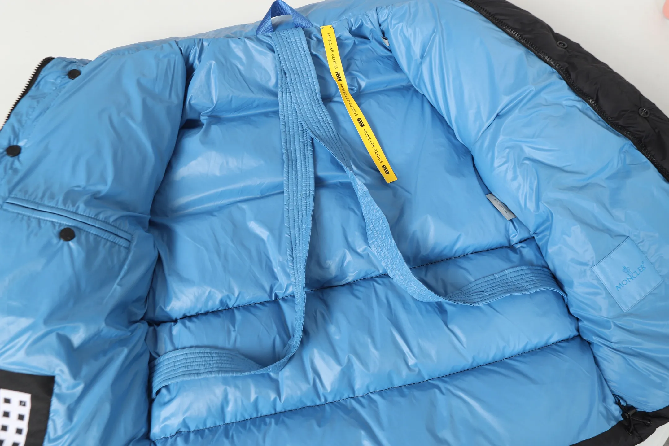 P860 MONCLER/Mask 1952 Green Fat Man Long-sleeved Down Jacket Muzzled DERVOX limited color matching 1952 co-branded men's goose down stand-up collar thickened buns can be made into couple models 95% European standard gooseneck down filling. Extremely full filling. 700+ fill power. The tag barcode model number corresponds to the official website. The tag has built-in NFC electronic induction anti-counterfeiting) Dervox down is made of lightweight nylon Made of laqué fabric, it's comfortable and warm without being bulky. This short style features an internal shoulder strap that can be carried as a carry when the weather heats up, making it ideal for urban or alpine wear. Made in pop tones, it's finished with a bold logo patch. Details Made of lightweight nvlon laqué fabric Color: Black Blue/Black Green/Coffee Blue Size: 1/2/3/4/5