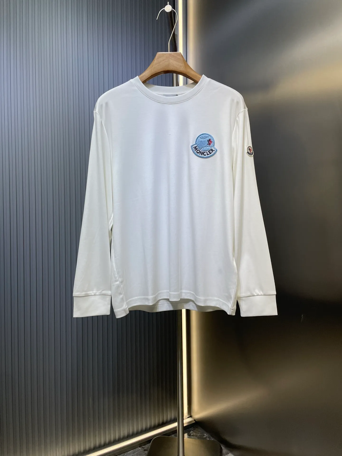 P320 Moncler 🌟 25ss new autumn and winter embroidered round neck bottoming long-sleeved T-shirt. The front chest is decorated with brand logo embroidery design. The left sleeve is decorated with felt embroidery classic logo. The cuffs are designed with high-end threads. It is a basic men's item and injects new ideas into men's wardrobe. Made of 100% long-staple cotton➕imported Lenzing Modal blended fabric. The fabric has a high-end texture, is soft and silky, has excellent elasticity, is anti-wrinkle and anti-yellowing, and will not be easily deformed after long-term wear and washing. Black, white, blue size: s-xxxl
