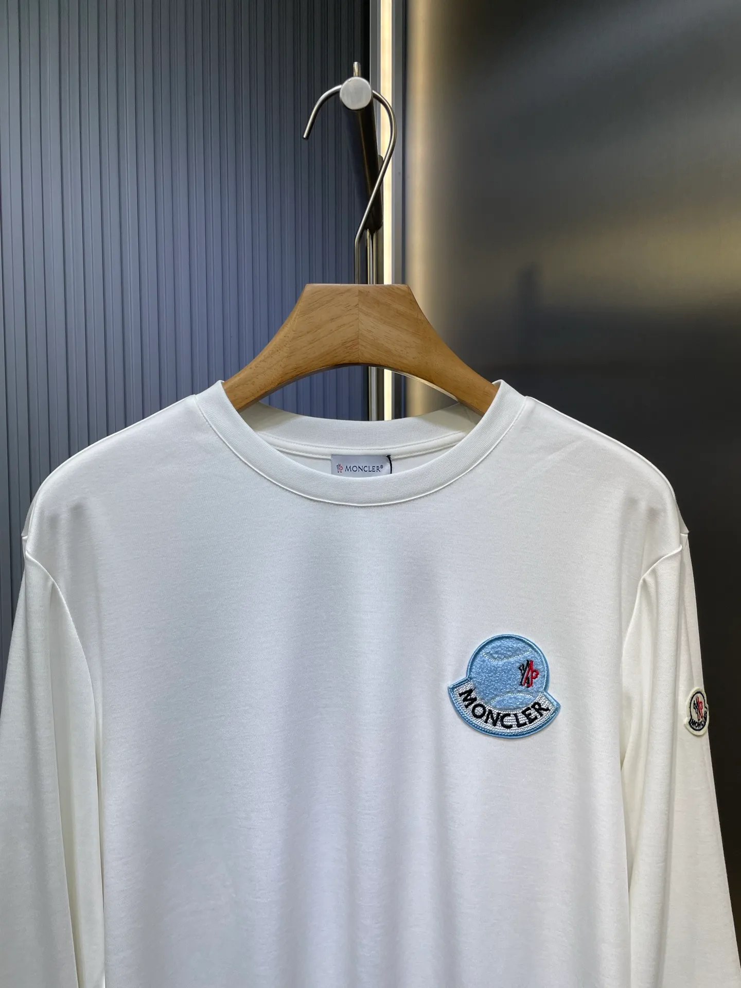 P320 Moncler 🌟 25ss new autumn and winter embroidered round neck bottoming long-sleeved T-shirt. The front chest is decorated with brand logo embroidery design. The left sleeve is decorated with felt embroidery classic logo. The cuffs are designed with high-end threads. It is a basic men's item and injects new ideas into men's wardrobe. Made of 100% long-staple cotton➕imported Lenzing Modal blended fabric. The fabric has a high-end texture, is soft and silky, has excellent elasticity, is anti-wrinkle and anti-yellowing, and will not be easily deformed after long-term wear and washing. Black, white, blue size: s-xxxl