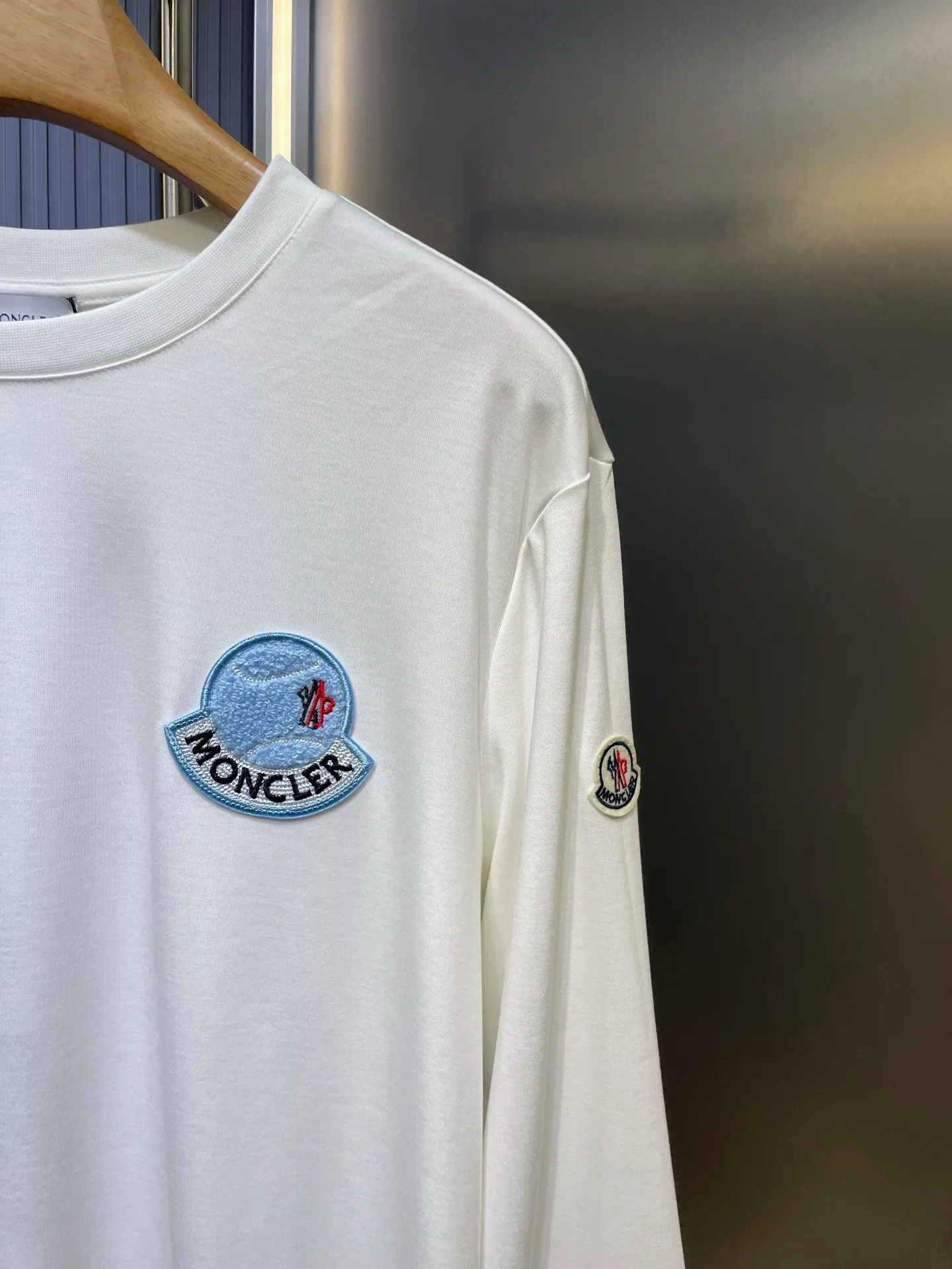 P320 Moncler 🌟 25ss new autumn and winter embroidered round neck bottoming long-sleeved T-shirt. The front chest is decorated with brand logo embroidery design. The left sleeve is decorated with felt embroidery classic logo. The cuffs are designed with high-end threads. It is a basic men's item and injects new ideas into men's wardrobe. Made of 100% long-staple cotton➕imported Lenzing Modal blended fabric. The fabric has a high-end texture, is soft and silky, has excellent elasticity, is anti-wrinkle and anti-yellowing, and will not be easily deformed after long-term wear and washing. Black, white, blue size: s-xxxl