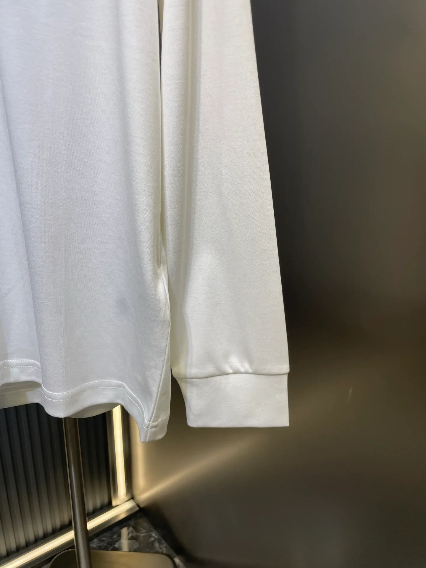 P320 Moncler 🌟 25ss new autumn and winter embroidered round neck bottoming long-sleeved T-shirt. The front chest is decorated with brand logo embroidery design. The left sleeve is decorated with felt embroidery classic logo. The cuffs are designed with high-end threads. It is a basic men's item and injects new ideas into men's wardrobe. Made of 100% long-staple cotton➕imported Lenzing Modal blended fabric. The fabric has a high-end texture, is soft and silky, has excellent elasticity, is anti-wrinkle and anti-yellowing, and will not be easily deformed after long-term wear and washing. Black, white, blue size: s-xxxl