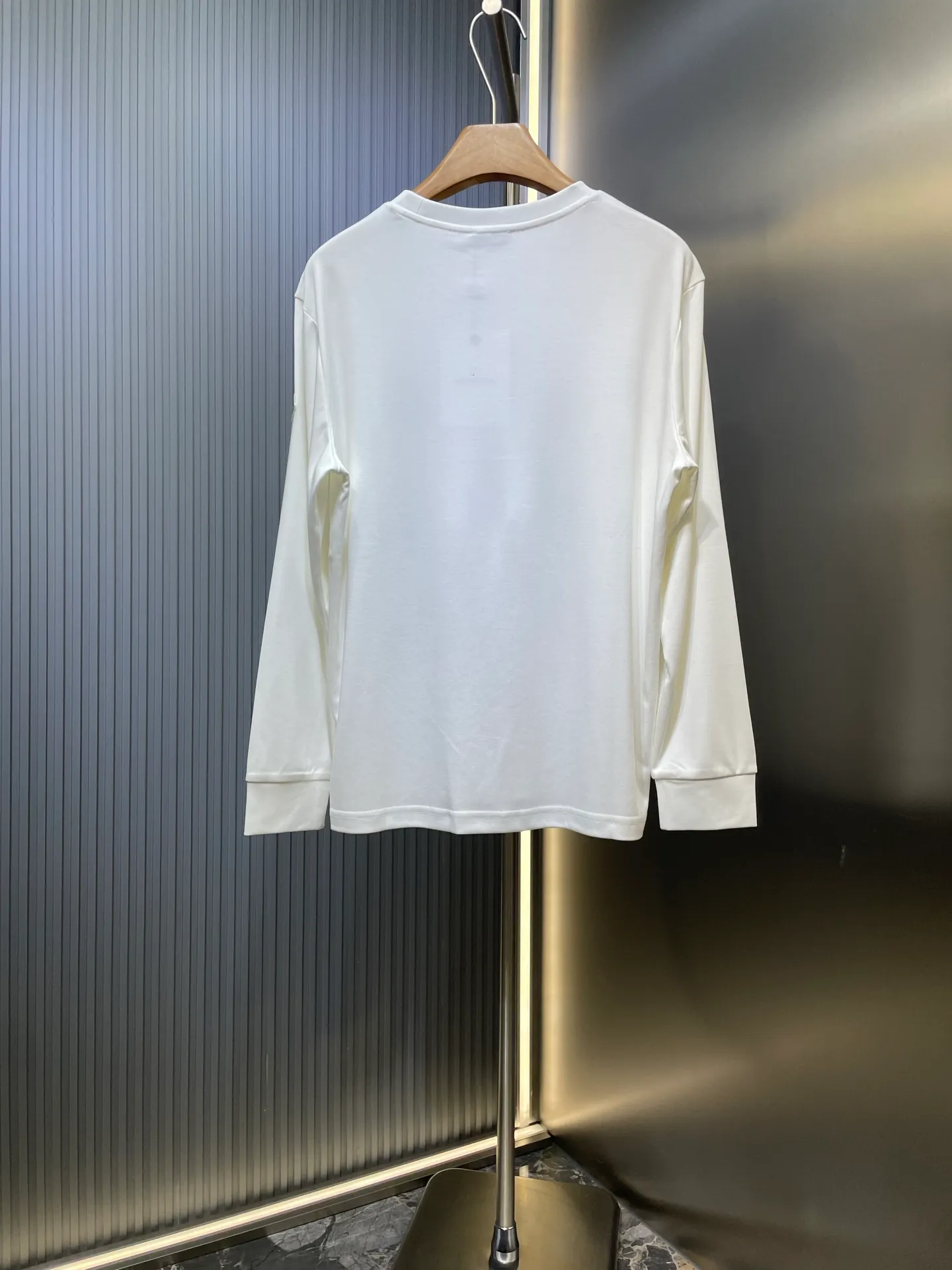 P320 Moncler 🌟 25ss new autumn and winter embroidered round neck bottoming long-sleeved T-shirt. The front chest is decorated with brand logo embroidery design. The left sleeve is decorated with felt embroidery classic logo. The cuffs are designed with high-end threads. It is a basic men's item and injects new ideas into men's wardrobe. Made of 100% long-staple cotton➕imported Lenzing Modal blended fabric. The fabric has a high-end texture, is soft and silky, has excellent elasticity, is anti-wrinkle and anti-yellowing, and will not be easily deformed after long-term wear and washing. Black, white, blue size: s-xxxl