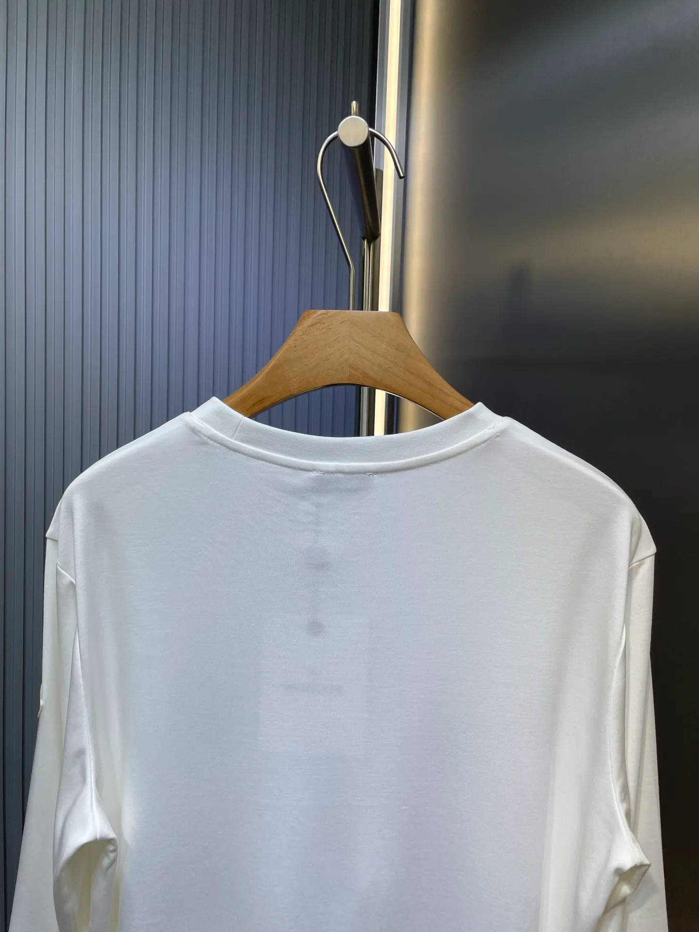 P320 Moncler 🌟 25ss new autumn and winter embroidered round neck bottoming long-sleeved T-shirt. The front chest is decorated with brand logo embroidery design. The left sleeve is decorated with felt embroidery classic logo. The cuffs are designed with high-end threads. It is a basic men's item and injects new ideas into men's wardrobe. Made of 100% long-staple cotton➕imported Lenzing Modal blended fabric. The fabric has a high-end texture, is soft and silky, has excellent elasticity, is anti-wrinkle and anti-yellowing, and will not be easily deformed after long-term wear and washing. Black, white, blue size: s-xxxl