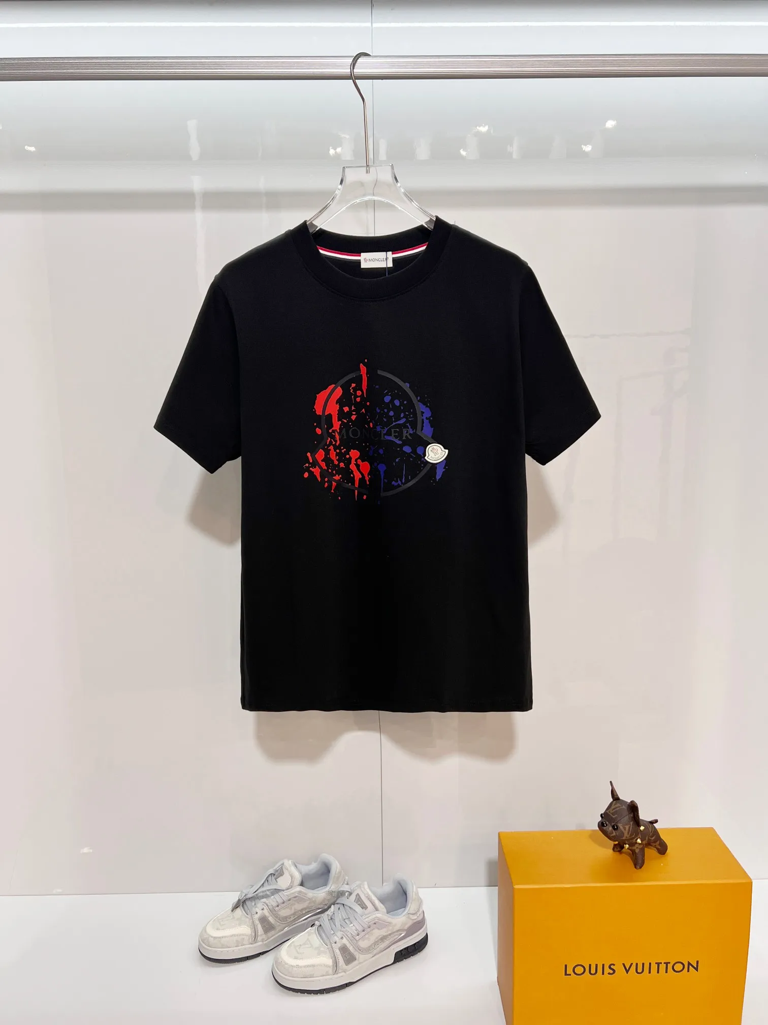 P150 MONCLER/Muzzled 300g pure cotton round neck short-sleeved T-shirt. Brand classic. Color-blocking graffiti letters LOGO embossing process. 2025ss official synchronization. High version. High quality. Fashionable personality. Versatile trend. Pure original quality. Original fabric. Tag. Collar label. Washed wheat. Complete three standards. Color: Black. White. Size: S M L XL XXL