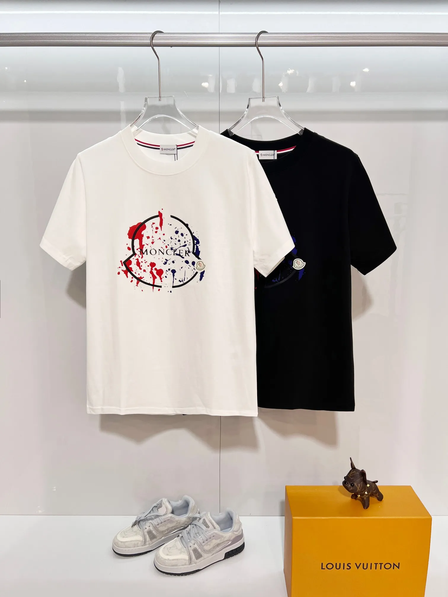 P150 MONCLER/Muzzled 300g pure cotton round neck short-sleeved T-shirt. Brand classic. Color-blocking graffiti letters LOGO embossing process. 2025ss official synchronization. High version. High quality. Fashionable personality. Versatile trend. Pure original quality. Original fabric. Tag. Collar label. Washed wheat. Complete three standards. Color: Black. White. Size: S M L XL XXL