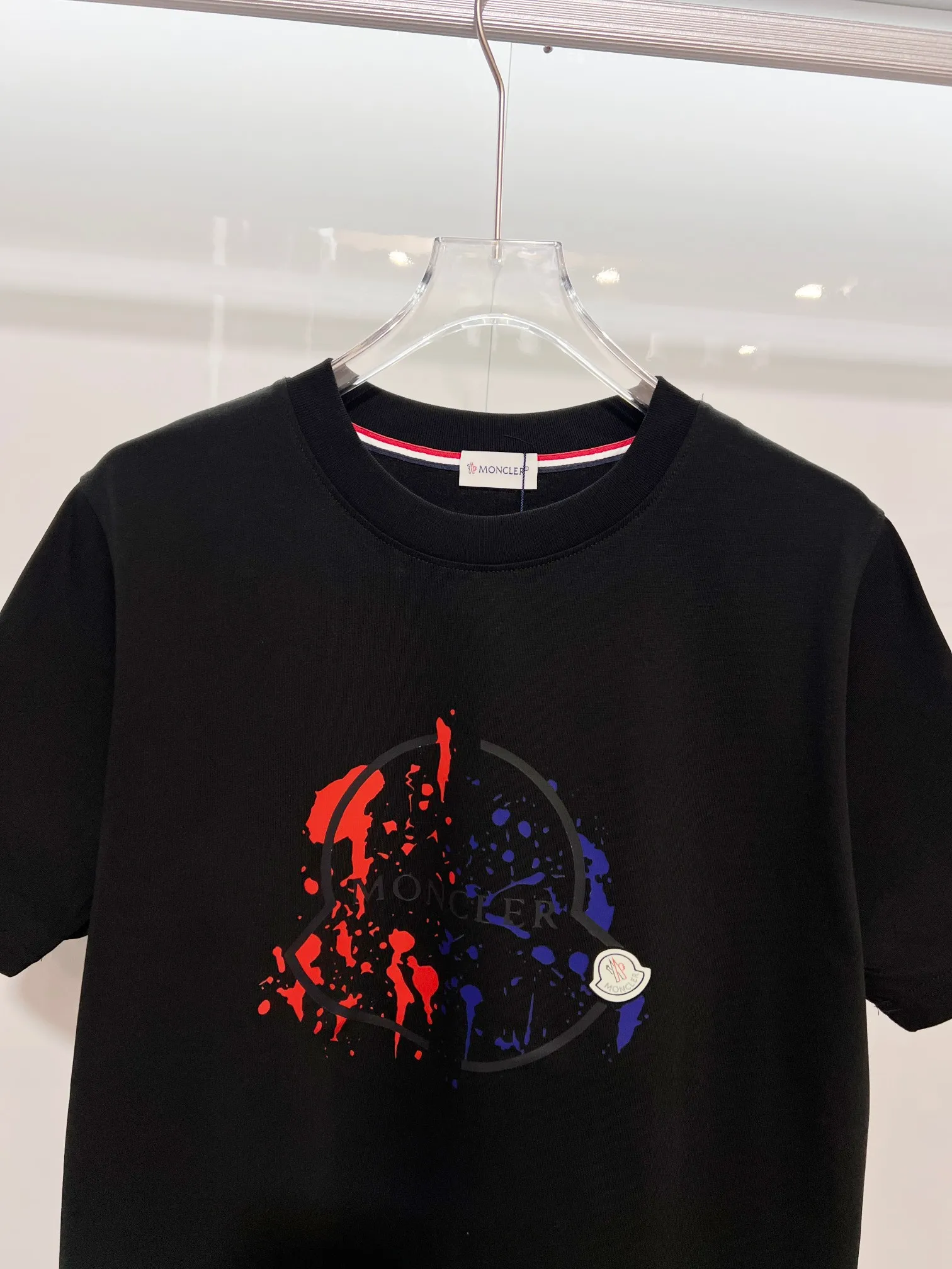 P150 MONCLER/Muzzled 300g pure cotton round neck short-sleeved T-shirt. Brand classic. Color-blocking graffiti letters LOGO embossing process. 2025ss official synchronization. High version. High quality. Fashionable personality. Versatile trend. Pure original quality. Original fabric. Tag. Collar label. Washed wheat. Complete three standards. Color: Black. White. Size: S M L XL XXL