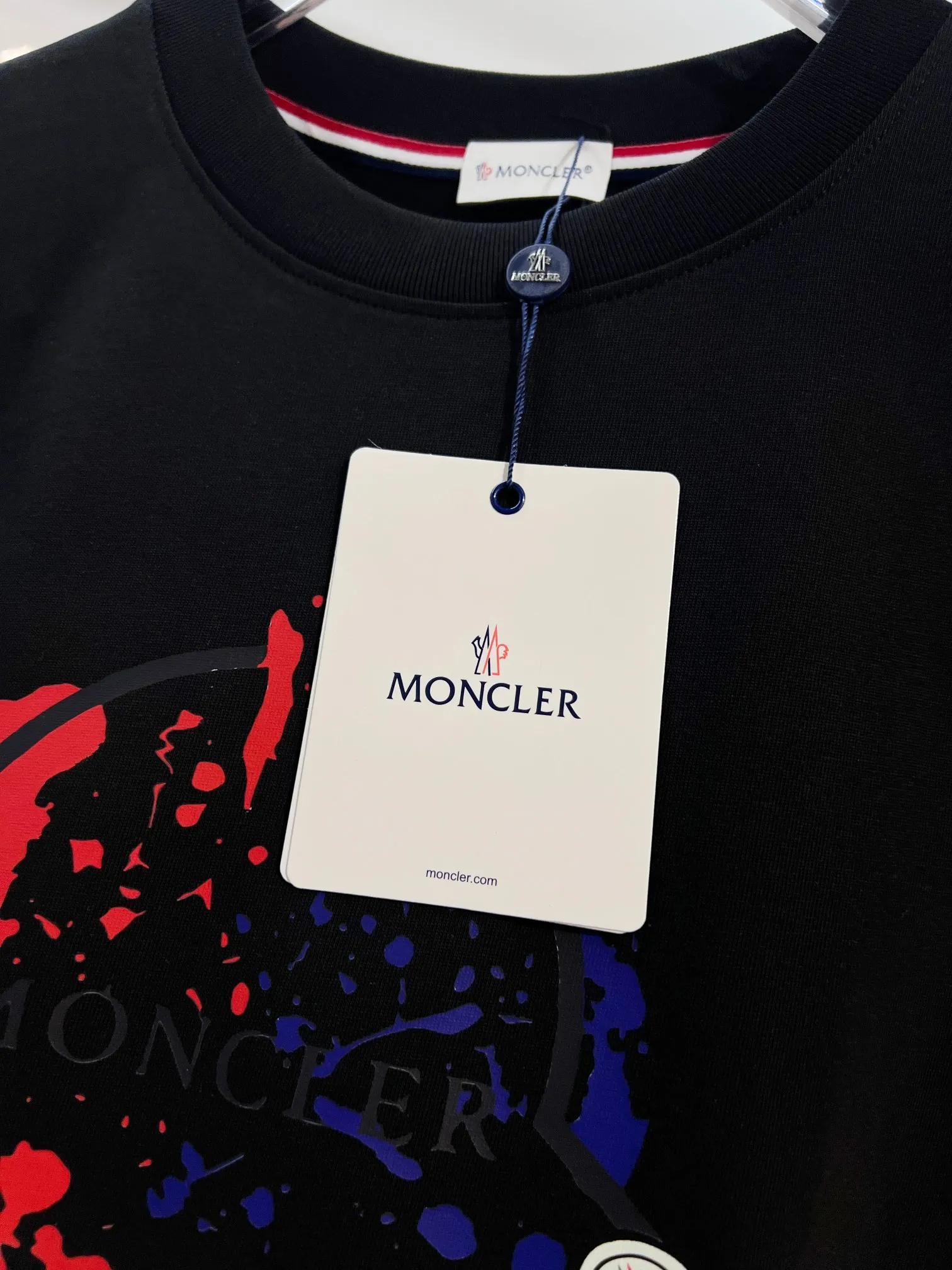 P150 MONCLER/Muzzled 300g pure cotton round neck short-sleeved T-shirt. Brand classic. Color-blocking graffiti letters LOGO embossing process. 2025ss official synchronization. High version. High quality. Fashionable personality. Versatile trend. Pure original quality. Original fabric. Tag. Collar label. Washed wheat. Complete three standards. Color: Black. White. Size: S M L XL XXL