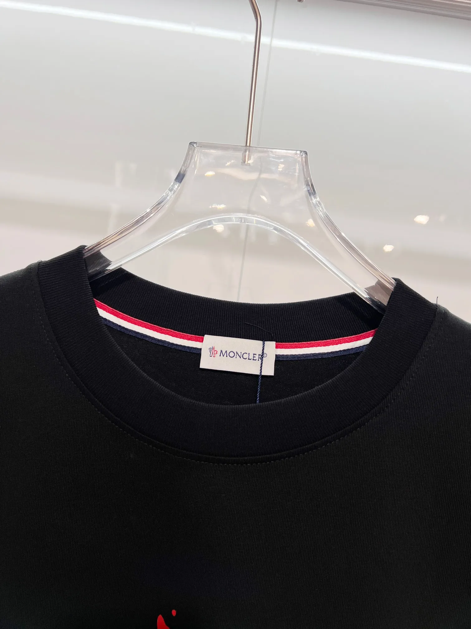 P150 MONCLER/Muzzled 300g pure cotton round neck short-sleeved T-shirt. Brand classic. Color-blocking graffiti letters LOGO embossing process. 2025ss official synchronization. High version. High quality. Fashionable personality. Versatile trend. Pure original quality. Original fabric. Tag. Collar label. Washed wheat. Complete three standards. Color: Black. White. Size: S M L XL XXL