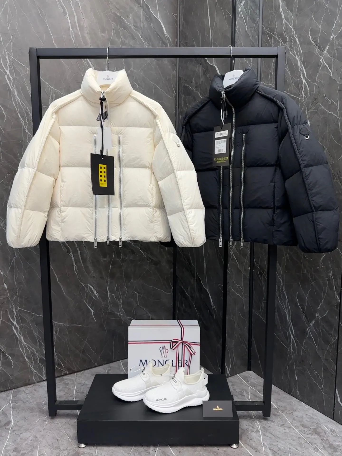 P1100 MONCLER GENIUS (Sky City show model) Moncler x Willow Smith YAEL short women's down jacket. Two-color real shot display