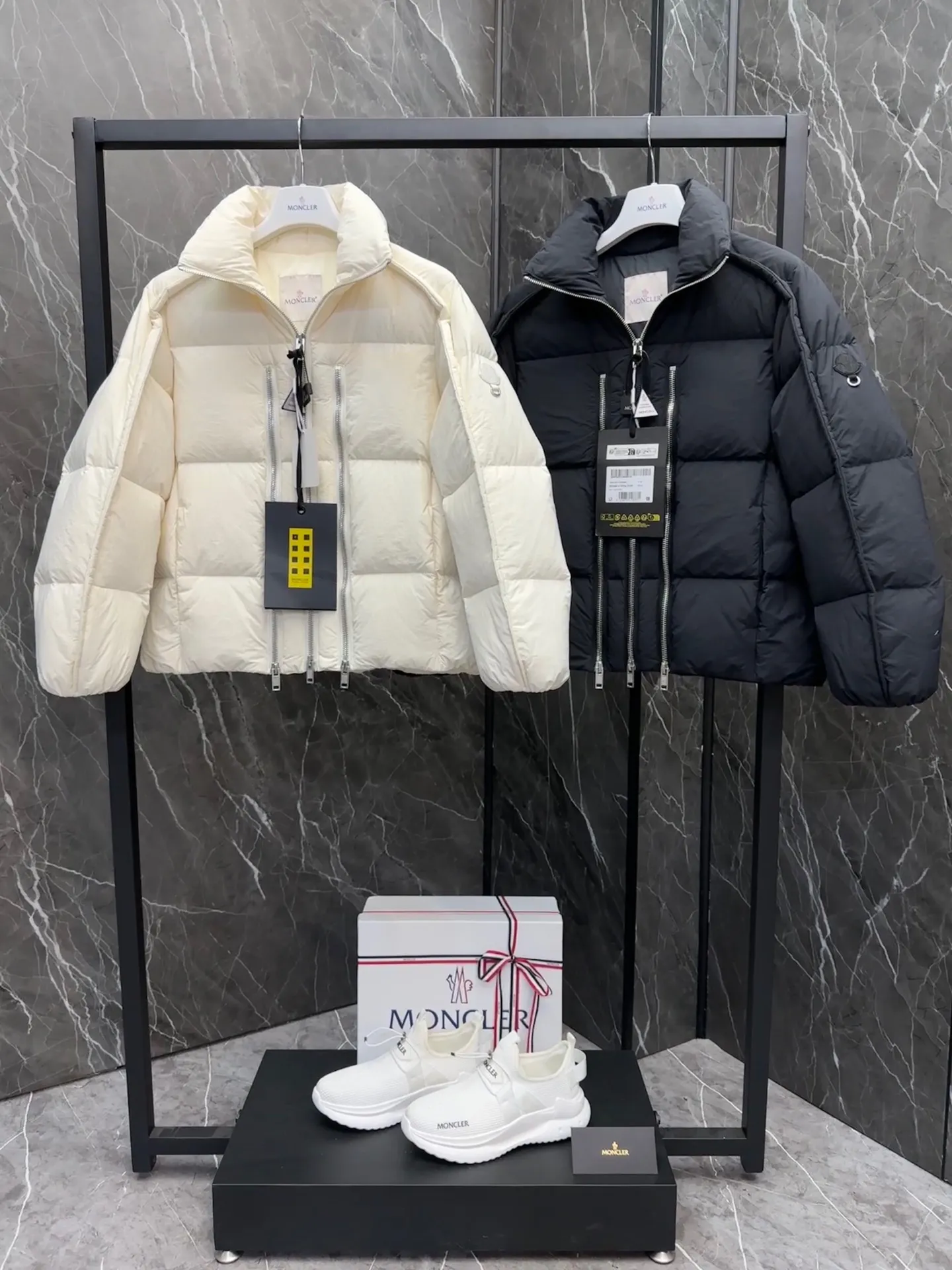 P1100 MONCLER GENIUS (Sky City show model) Moncler x Willow Smith YAEL short women's down jacket. Two-color real shot display
