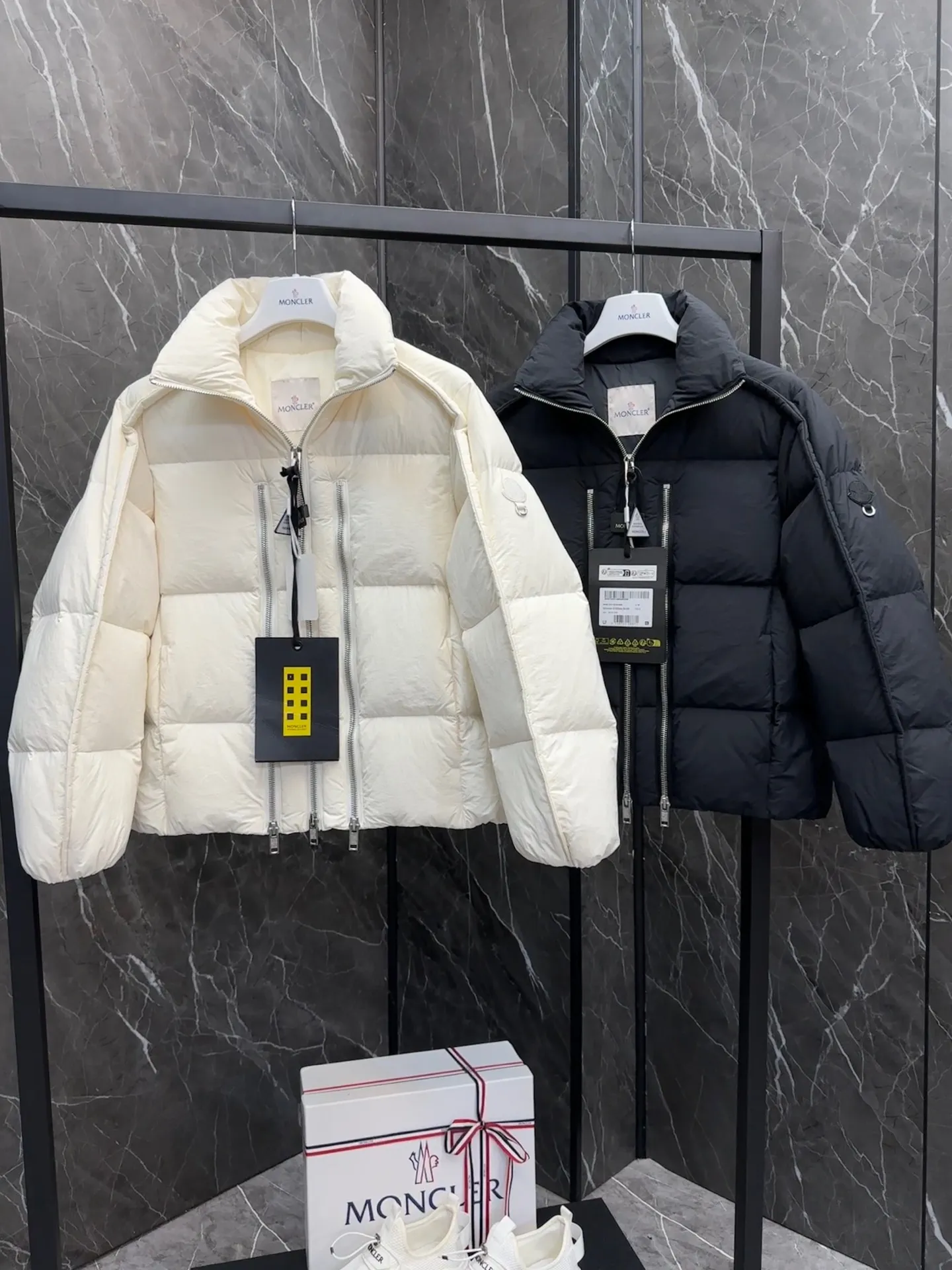 P1100 MONCLER GENIUS (Sky City show model) Moncler x Willow Smith YAEL short women's down jacket. Two-color real shot display