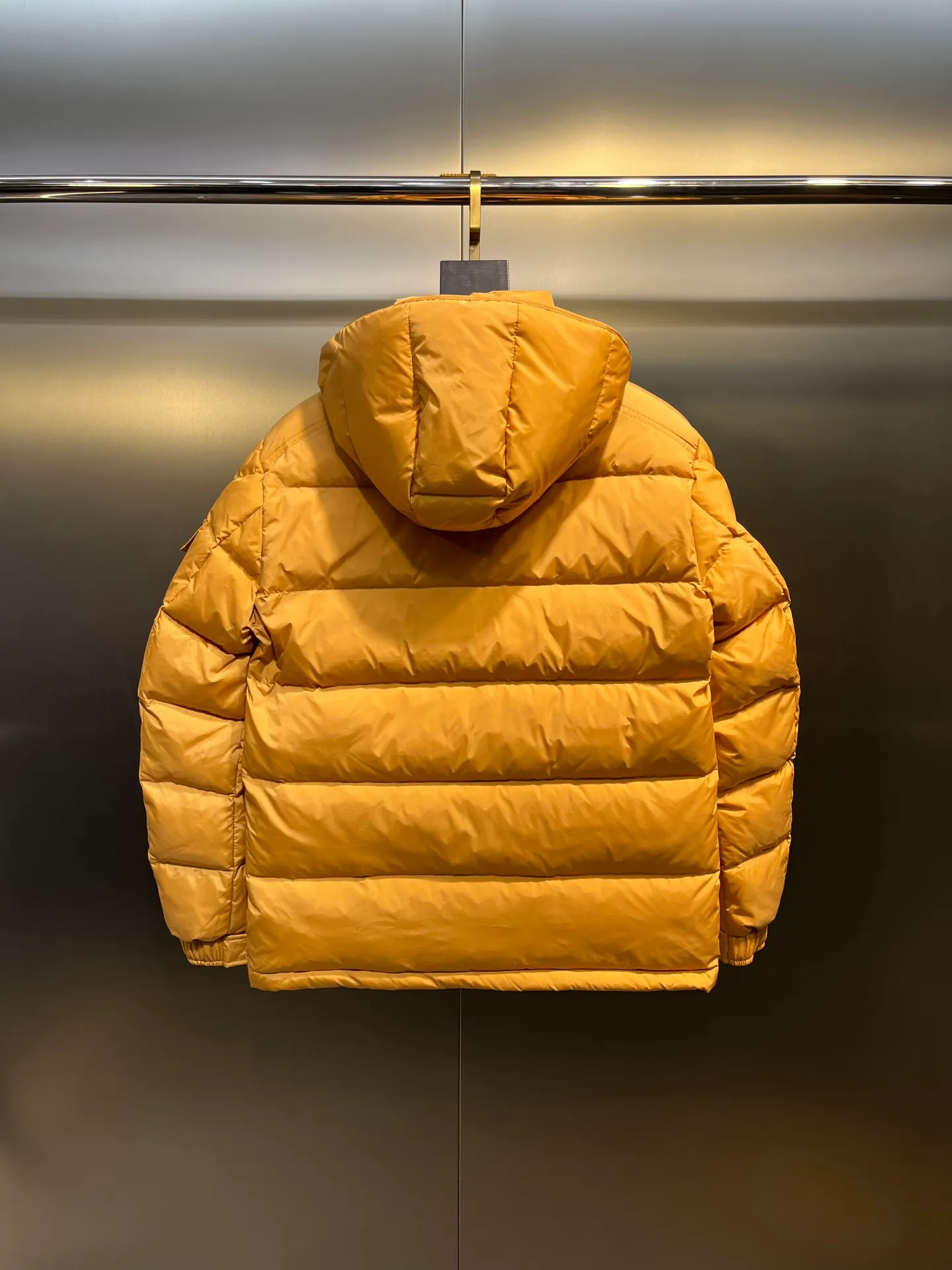 P820 ​​Moncler 🌟Mouth Mouth New Autumn and Winter Matte Classic Maya! Official website synchronized 🈶sale! Yuhuang's century-old evergreen series of products! The latest product from Mayan culture! 90 down filling, the fullness of the down can be seen with the naked eye. Disassembled, the fabric is soft and textured. It continues to be a hot seller, and the upper body is lighter and more comfortable. Color: black green yellow size: 12345