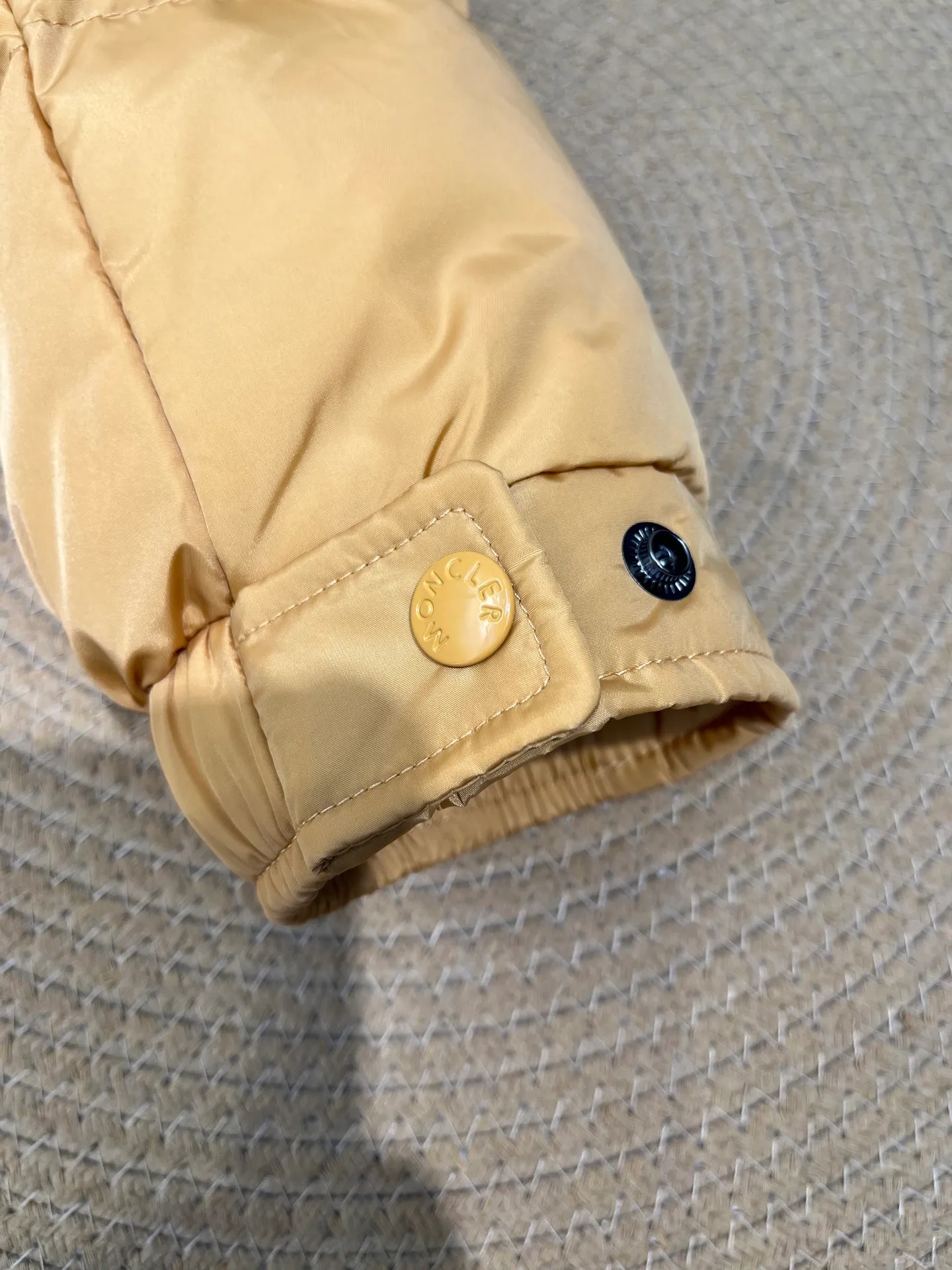 P820 ​​Moncler 🌟Mouth Mouth New Autumn and Winter Matte Classic Maya! Official website synchronized 🈶sale! Yuhuang's century-old evergreen series of products! The latest product from Mayan culture! 90 down filling, the fullness of the down can be seen with the naked eye. Disassembled, the fabric is soft and textured. It continues to be a hot seller, and the upper body is lighter and more comfortable. Color: black green yellow size: 12345