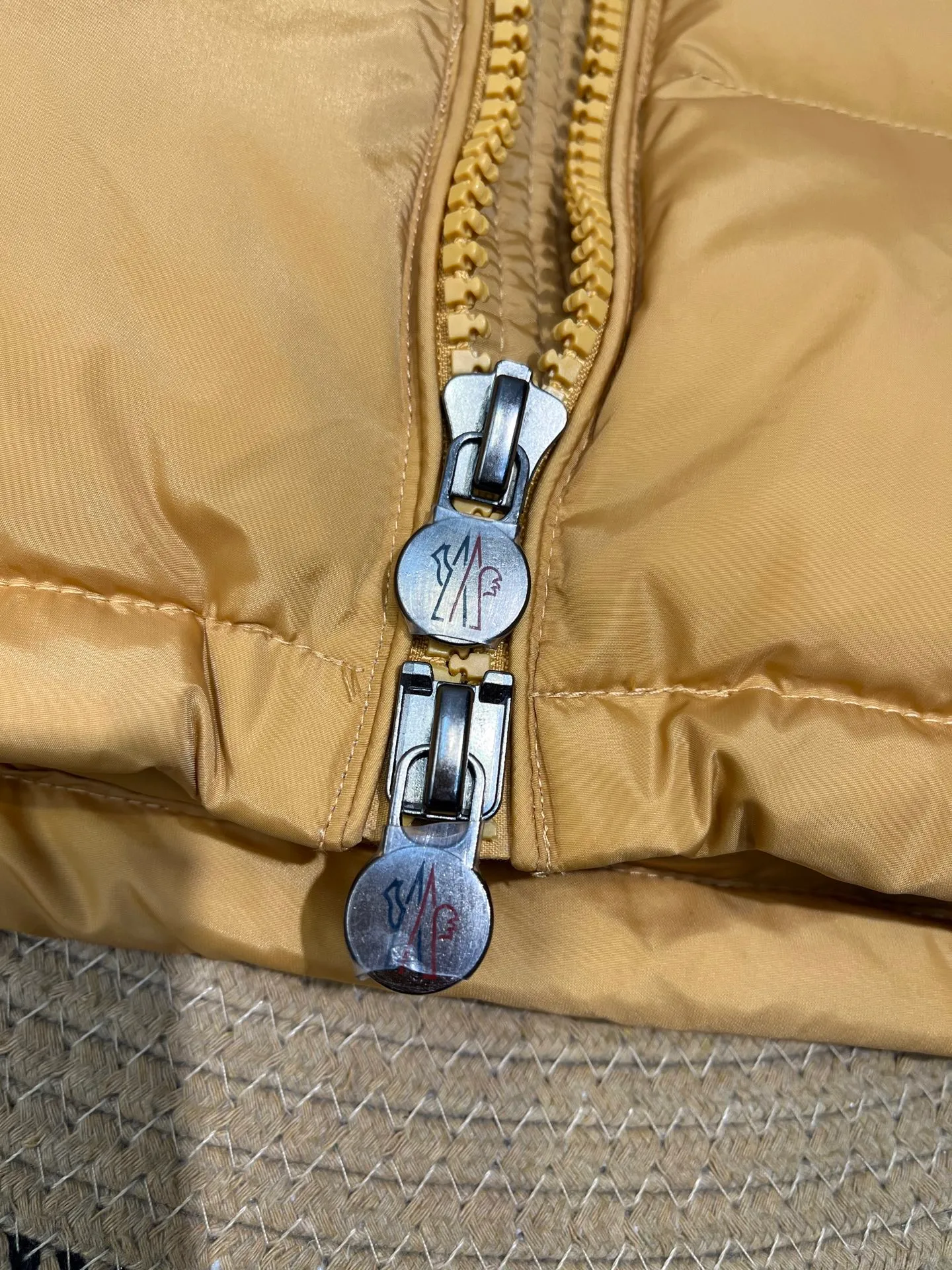 P820 ​​Moncler 🌟Mouth Mouth New Autumn and Winter Matte Classic Maya! Official website synchronized 🈶sale! Yuhuang's century-old evergreen series of products! The latest product from Mayan culture! 90 down filling, the fullness of the down can be seen with the naked eye. Disassembled, the fabric is soft and textured. It continues to be a hot seller, and the upper body is lighter and more comfortable. Color: black green yellow size: 12345