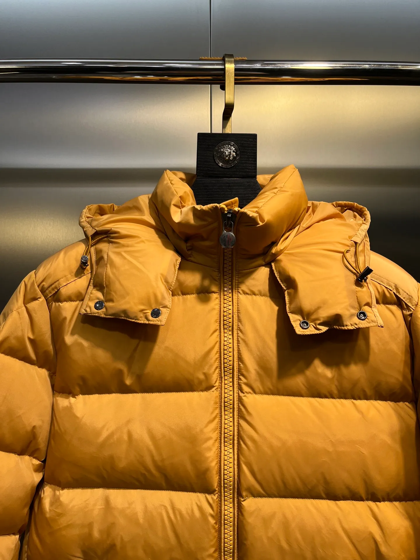 P820 ​​Moncler 🌟Mouth Mouth New Autumn and Winter Matte Classic Maya! Official website synchronized 🈶sale! Yuhuang's century-old evergreen series of products! The latest product from Mayan culture! 90 down filling, the fullness of the down can be seen with the naked eye. Disassembled, the fabric is soft and textured. It continues to be a hot seller, and the upper body is lighter and more comfortable. Color: black green yellow size: 12345