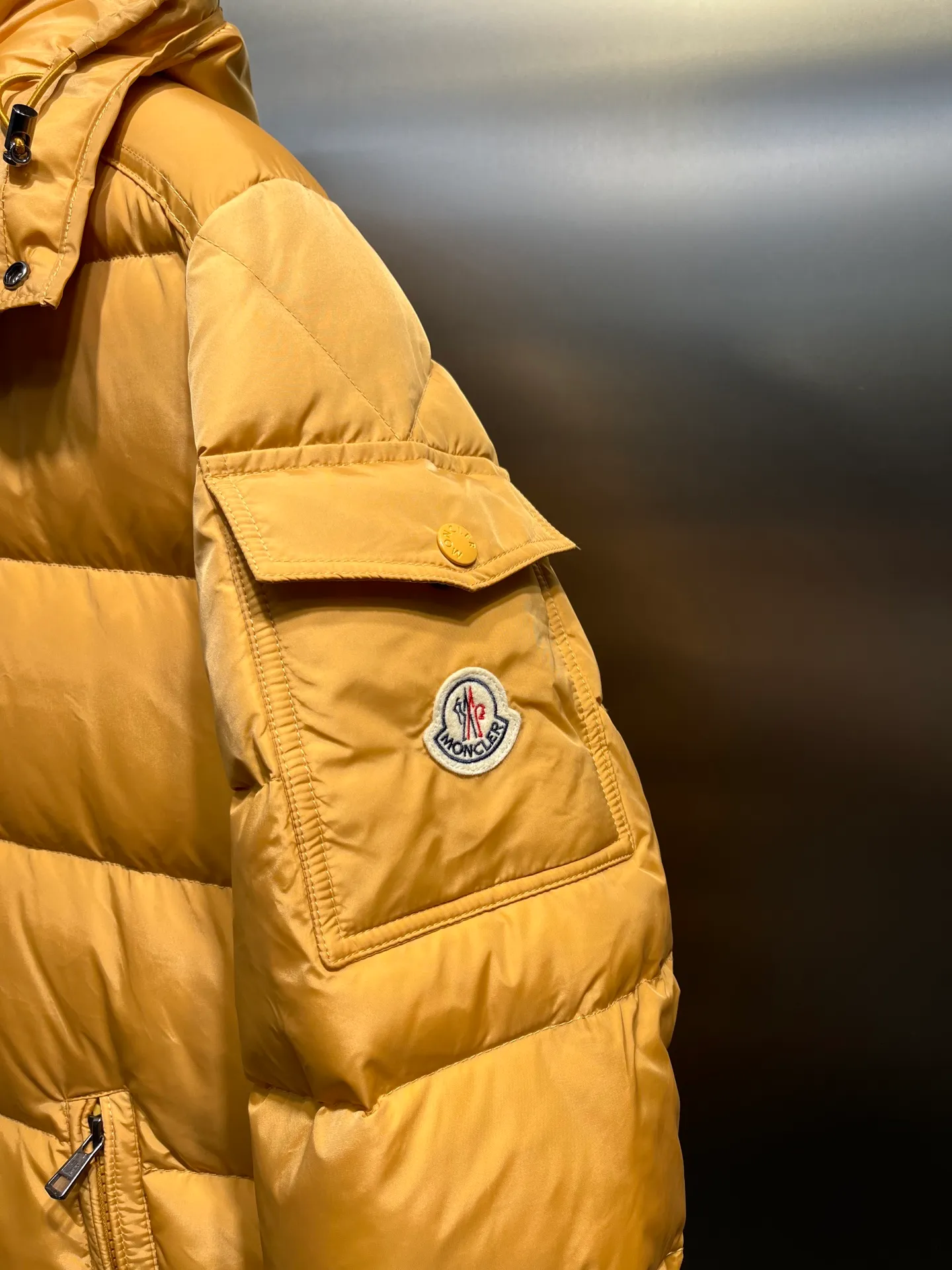 P820 ​​Moncler 🌟Mouth Mouth New Autumn and Winter Matte Classic Maya! Official website synchronized 🈶sale! Yuhuang's century-old evergreen series of products! The latest product from Mayan culture! 90 down filling, the fullness of the down can be seen with the naked eye. Disassembled, the fabric is soft and textured. It continues to be a hot seller, and the upper body is lighter and more comfortable. Color: black green yellow size: 12345
