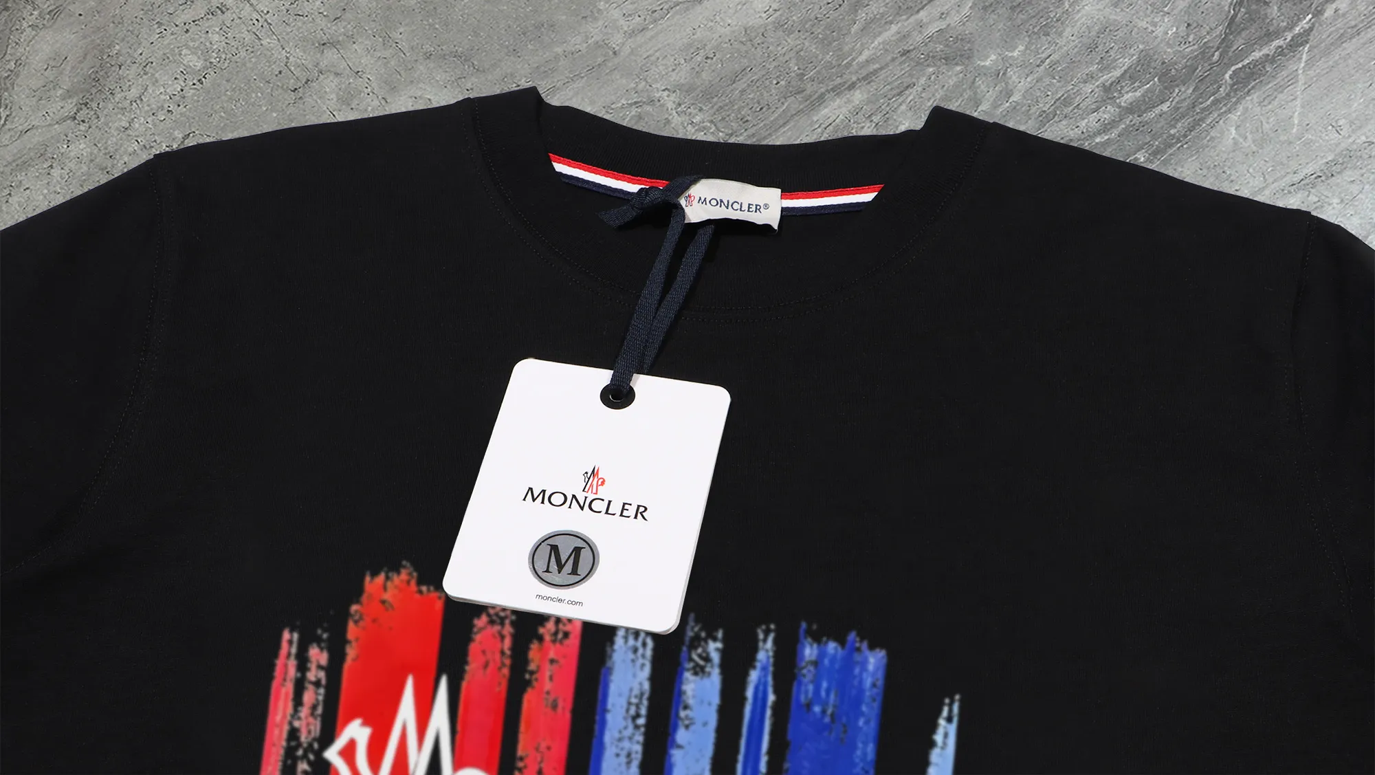 P210 High-version sweatshirt) [Long-term stock] 〖𝐌𝐎𝐍𝐂𝐋𝐄𝐑~Mask〗 Made of 440g heavy-weight fabric. It is different from the market currency. It can be matched with any variety and is properly handsome. 😎The whole dress is made of double waistcoats. The double waistcoats make the whole dress more three-dimensional. Not ordinary factories can do such fine work. 2025 Spring runway version of the T stage, on sale at the counter, round neck terry sweatshirt, high-end double-strand pure cotton, custom-made stretch ribs, dyed in the same vat, complete with three standards, matched with exquisite embroidered LOGO on the chest, simple and advanced, same style for men and women. Color: black, apricot, white, size: S M L XL 2XL