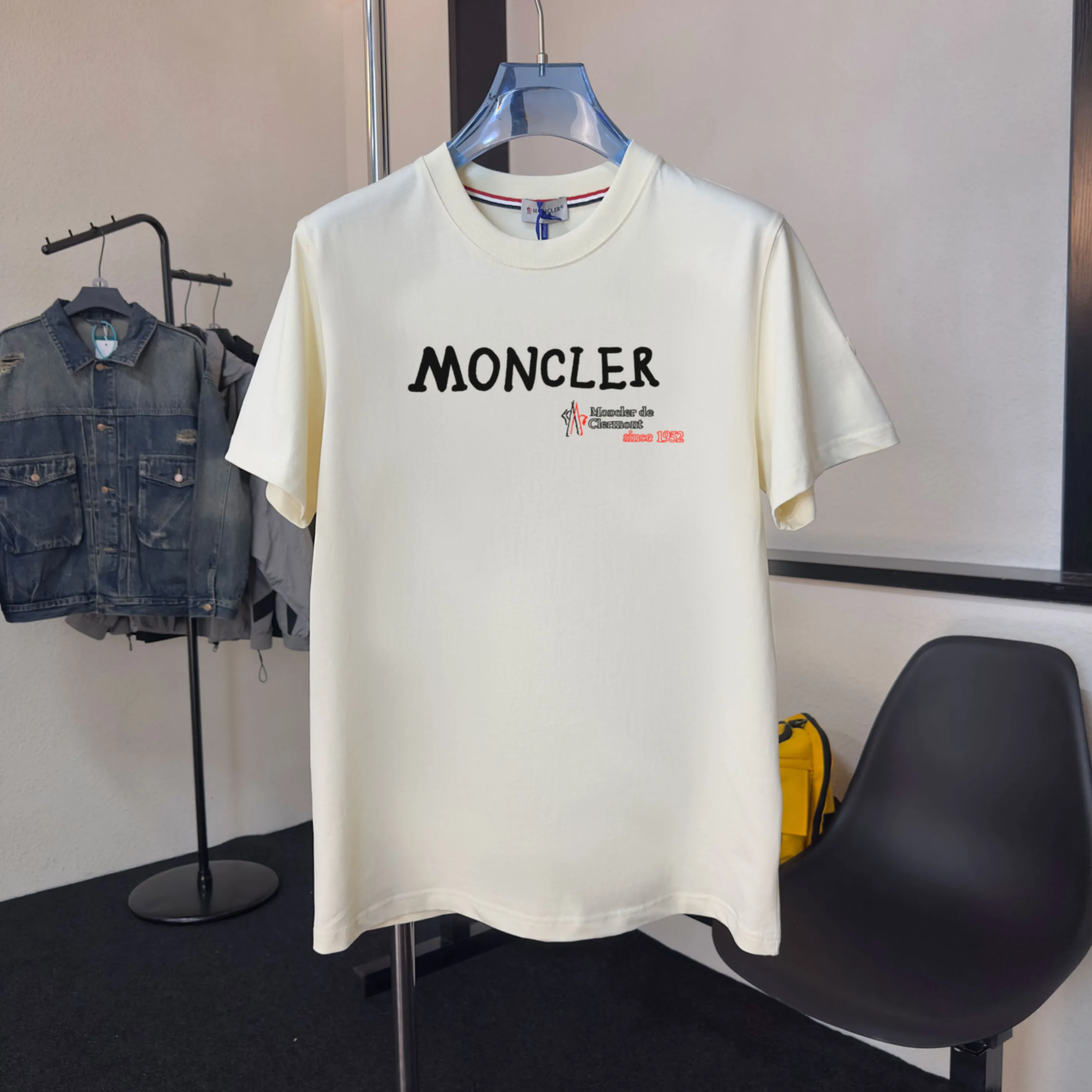 P140 Upgraded version "Mobile phone smart sensor ~ NFC chip armband ~ Direct access to the official website for anti-counterfeiting" "Moncler ~ Mouth Mouth" 2025 new high-quality round neck short-sleeved T-shirt. The cuffs have imported embroidered labels. Customized dyeing, very comfortable to touch. Super versatile and good-looking short-sleeved. Complete with three labels. Non-market ordinary version. Feel free to compare. Quality is absolutely guaranteed! ‼ First of all, this original fabric is all custom-woven with 32-count double yarn fabric, 250G, and the weight is the same‼ Fine workmanship, double waistcoat method, double waistcoat method, double waistcoat method makes the whole dress more three-dimensional, which is not a craft that ordinary T-shirts can achieve🤪 Size: S-M-L-XL-2XL Color: black, white, apricot, same style for men and women