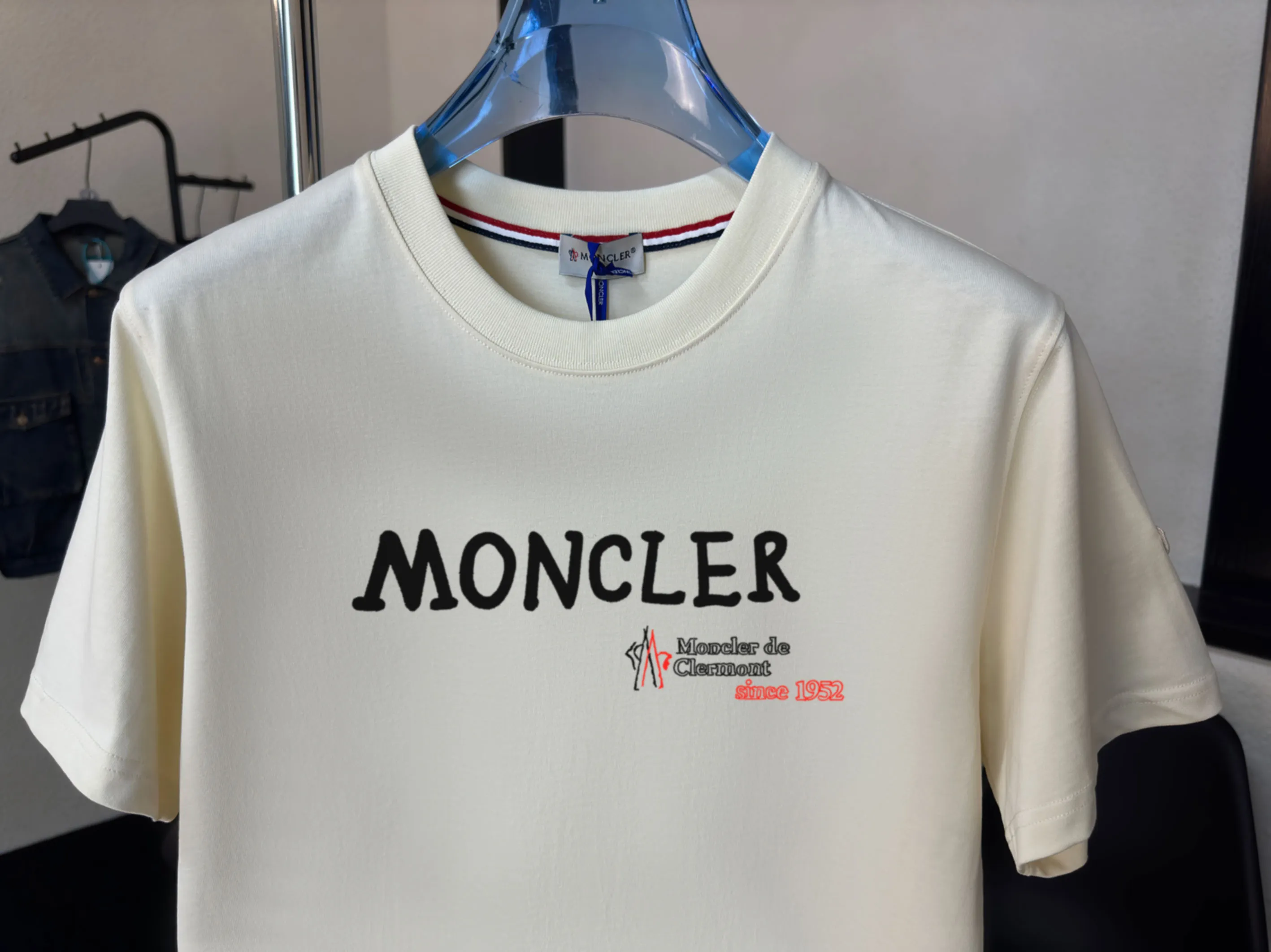 P140 Upgraded version "Mobile phone smart sensor ~ NFC chip armband ~ Direct access to the official website for anti-counterfeiting" "Moncler ~ Mouth Mouth" 2025 new high-quality round neck short-sleeved T-shirt. The cuffs have imported embroidered labels. Customized dyeing, very comfortable to touch. Super versatile and good-looking short-sleeved. Complete with three labels. Non-market ordinary version. Feel free to compare. Quality is absolutely guaranteed! ‼ First of all, this original fabric is all custom-woven with 32-count double yarn fabric, 250G, and the weight is the same‼ Fine workmanship, double waistcoat method, double waistcoat method, double waistcoat method makes the whole dress more three-dimensional, which is not a craft that ordinary T-shirts can achieve🤪 Size: S-M-L-XL-2XL Color: black, white, apricot, same style for men and women