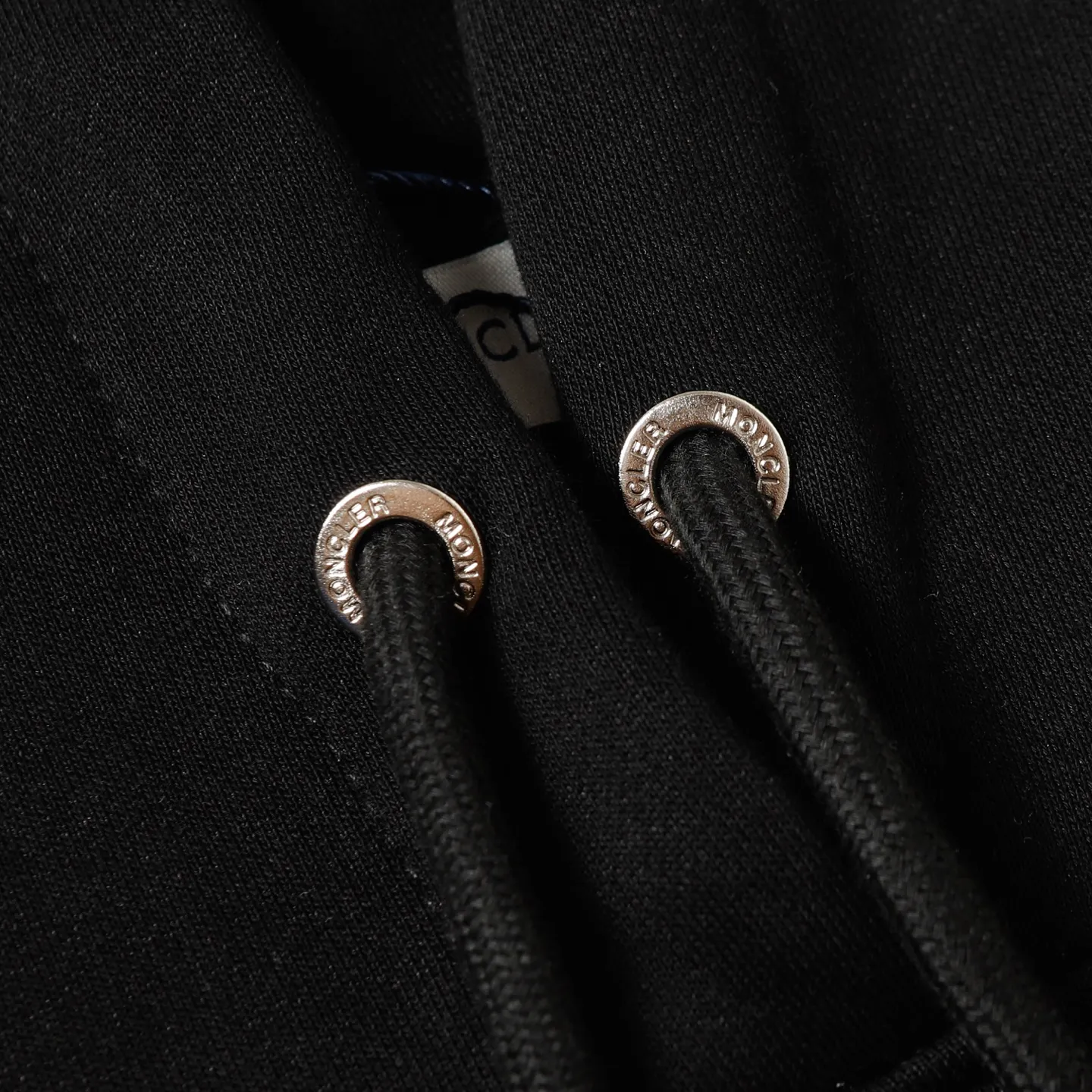P228 Style number: 851 〈MONCLER〉Basic hooded sweatshirt for Mongolian mouth. The price of Mongolian sweatshirt is actually quite advantageous. Those who have been to the counters should know that the price of Mongolian hooded sweatshirt is not much cheaper than that of Gucci Burberry. It is just relatively low-key and unwilling to hype. It is a picture that you want to buy or not. The aloof existence... ✅Original custom-made with logo eyelets and hood ✅460g 100% cotton wool-eating fabric OS version is too big ✅Matched with the original high-weight double yarn thread ✅Correct three-needle and five-thread craftsmanship Chain edge Color: Black White Royal Blue Sky Blue Size S M L
