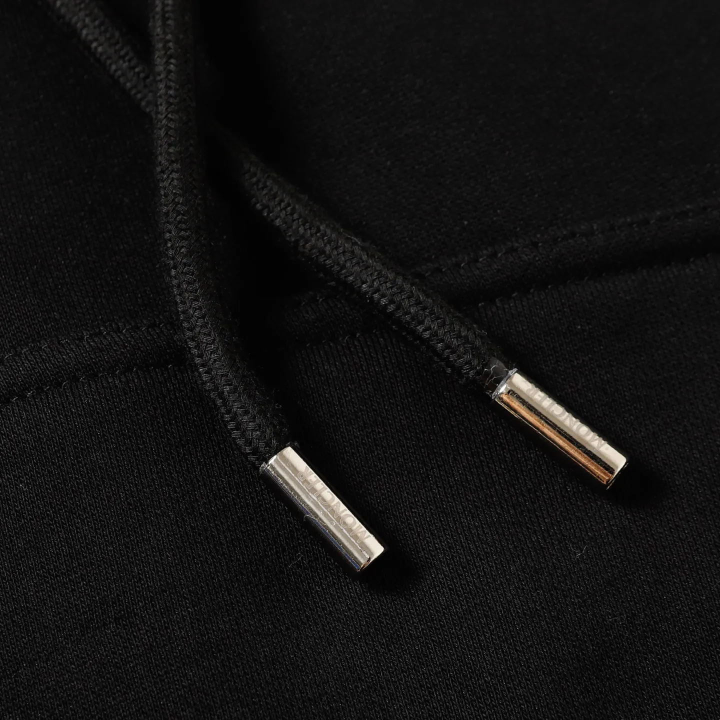 P228 Style number: 851 〈MONCLER〉Basic hooded sweatshirt for Mongolian mouth. The price of Mongolian sweatshirt is actually quite advantageous. Those who have been to the counters should know that the price of Mongolian hooded sweatshirt is not much cheaper than that of Gucci Burberry. It is just relatively low-key and unwilling to hype. It is a picture that you want to buy or not. The aloof existence... ✅Original custom-made with logo eyelets and hood ✅460g 100% cotton wool-eating fabric OS version is too big ✅Matched with the original high-weight double yarn thread ✅Correct three-needle and five-thread craftsmanship Chain edge Color: Black White Royal Blue Sky Blue Size S M L
