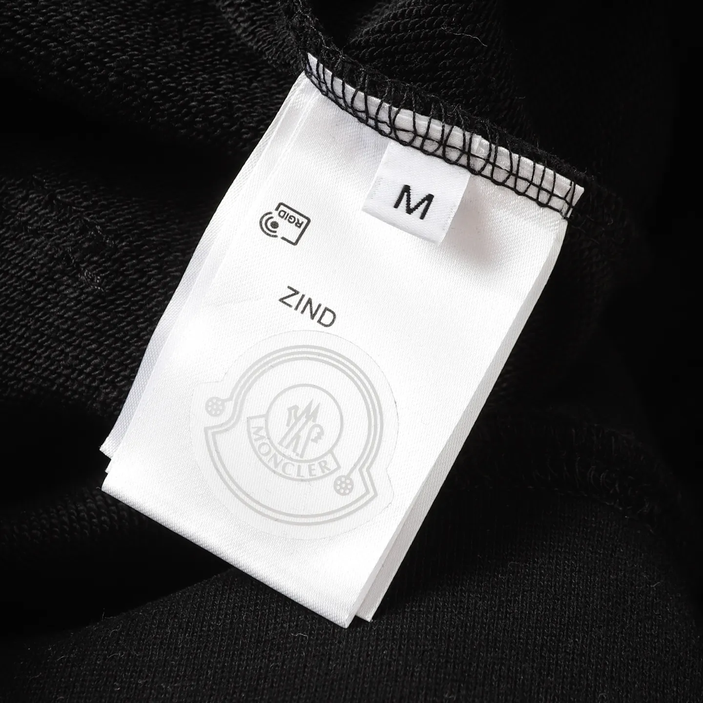 P228 Style number: 851 〈MONCLER〉Basic hooded sweatshirt for Mongolian mouth. The price of Mongolian sweatshirt is actually quite advantageous. Those who have been to the counters should know that the price of Mongolian hooded sweatshirt is not much cheaper than that of Gucci Burberry. It is just relatively low-key and unwilling to hype. It is a picture that you want to buy or not. The aloof existence... ✅Original custom-made with logo eyelets and hood ✅460g 100% cotton wool-eating fabric OS version is too big ✅Matched with the original high-weight double yarn thread ✅Correct three-needle and five-thread craftsmanship Chain edge Color: Black White Royal Blue Sky Blue Size S M L