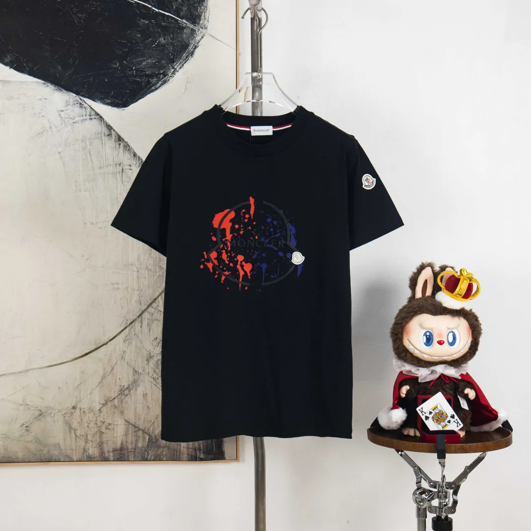 P190 💰 zp version [exclusive supply] MONCLER/muzzle 300g round neck short-sleeved T-shirt brand classic color matching splash ink graffiti letter LOGO embossed process official synchronization high version high quality fashion personality versatile trend pure original quality original fabric hang tag collar label washed wheat three standard complete color: black. white. Size: S M L XL XXL No.: WS10025