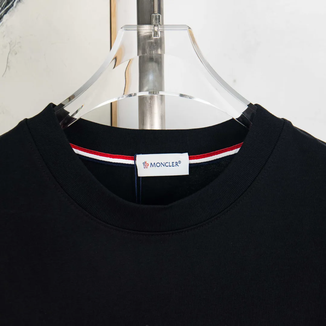 P190 💰 zp version [exclusive supply] MONCLER/muzzle 300g round neck short-sleeved T-shirt brand classic color matching splash ink graffiti letter LOGO embossed process official synchronization high version high quality fashion personality versatile trend pure original quality original fabric hang tag collar label washed wheat three standard complete color: black. white. Size: S M L XL XXL No.: WS10025