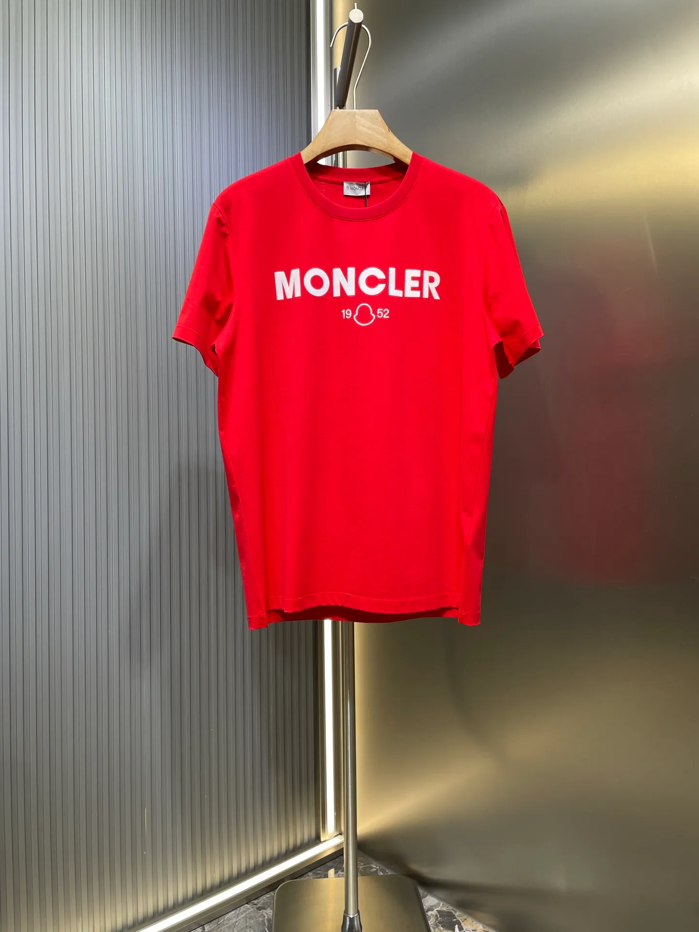 P290 moncler 🌟【Top original order】2025 spring and summer new letter flocked printed short-sleeved T-shirt; customized 80-count double-strand mercerized long-staple cotton fabric, comfortable, soft and delicate! The lower side of the row of letters on the chest is a flocking print design with a duck hollow design, and the cuffs are designed with a wool duck badge badge design, all three standards are complete!  size：s-xxxl