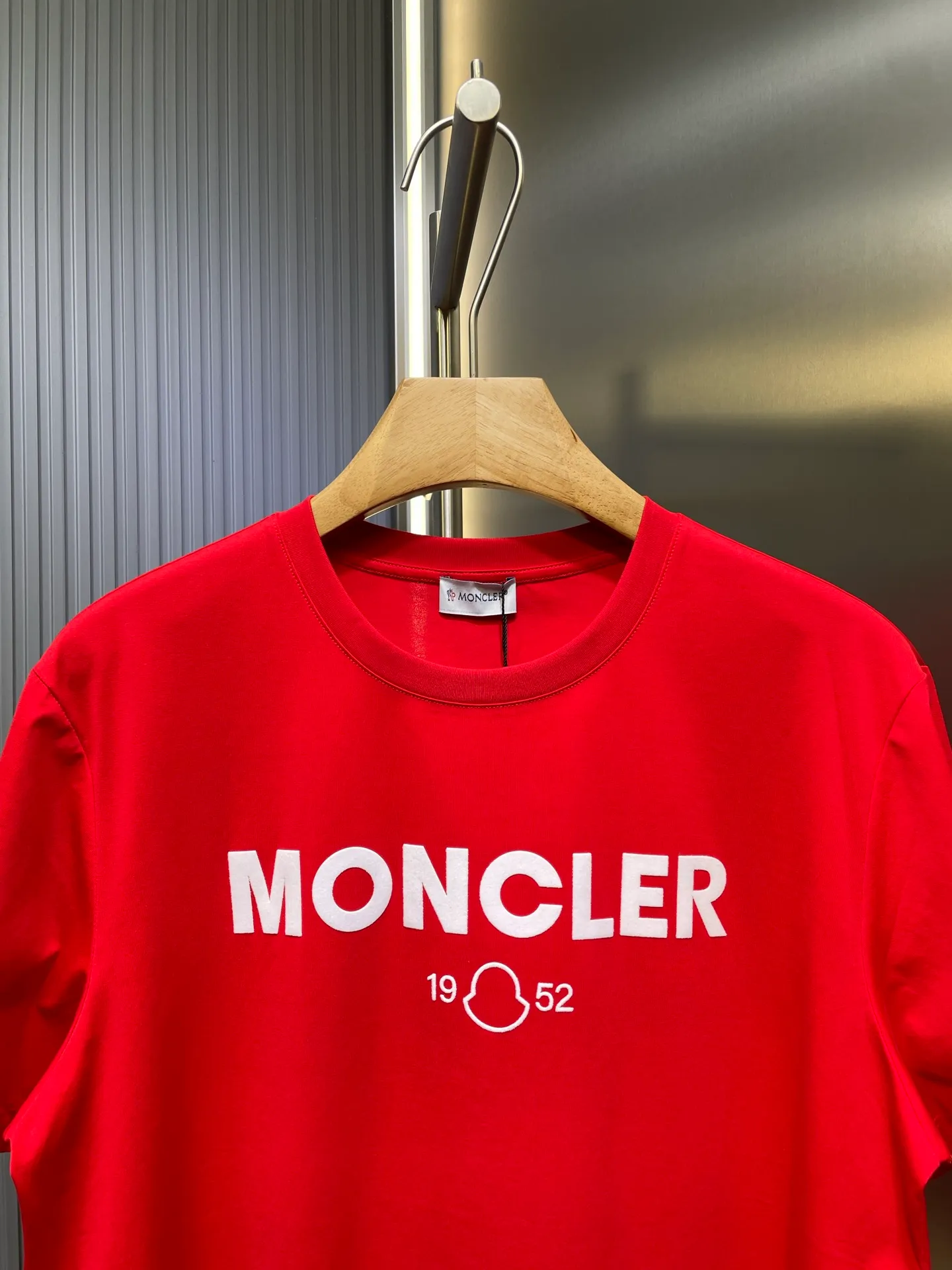 P290 moncler 🌟【Top original order】2025 spring and summer new letter flocked printed short-sleeved T-shirt; customized 80-count double-strand mercerized long-staple cotton fabric, comfortable, soft and delicate! The lower side of the row of letters on the chest is a flocking print design with a duck hollow design, and the cuffs are designed with a wool duck badge badge design, all three standards are complete!  size：s-xxxl