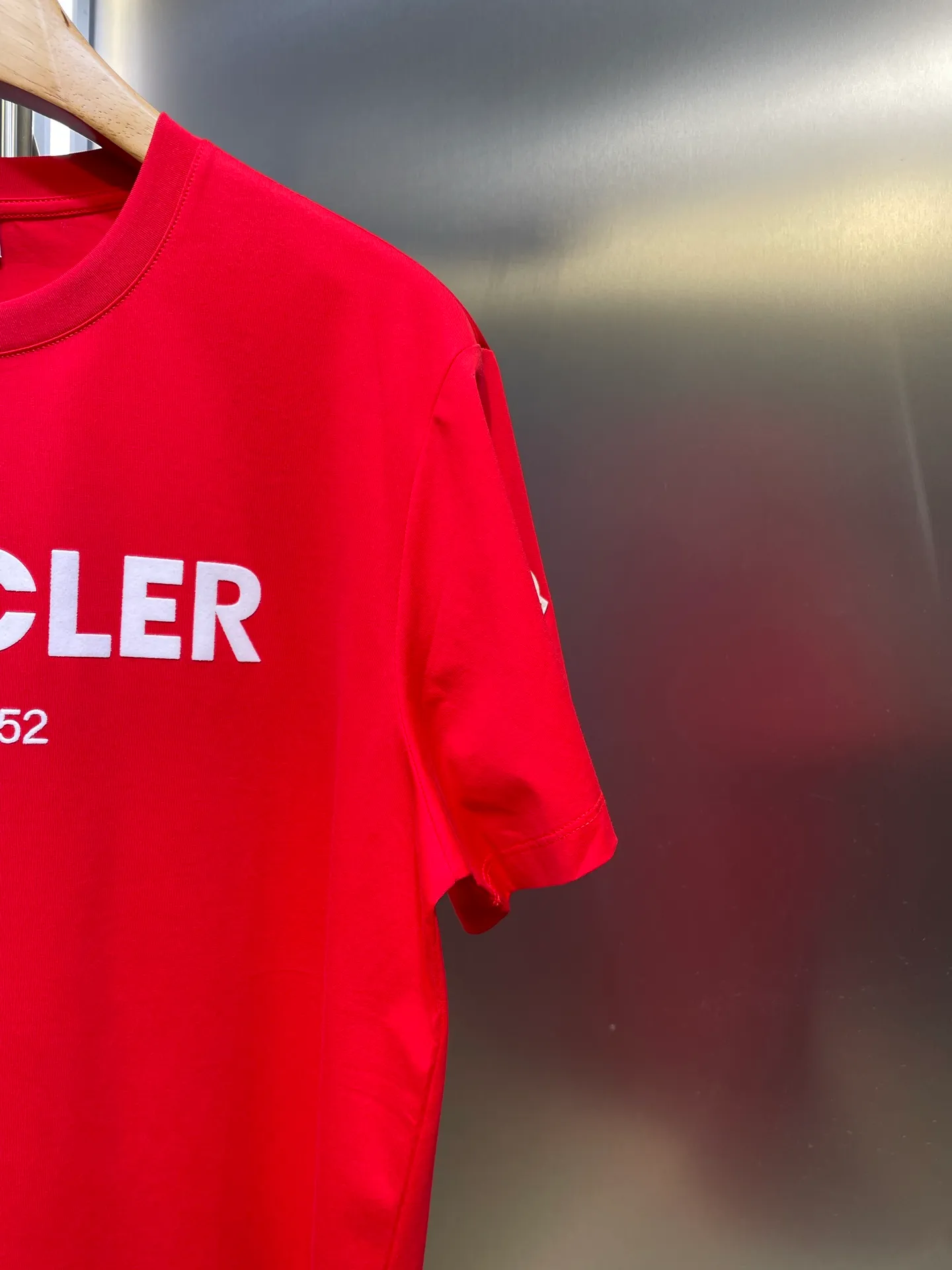 P290 moncler 🌟【Top original order】2025 spring and summer new letter flocked printed short-sleeved T-shirt; customized 80-count double-strand mercerized long-staple cotton fabric, comfortable, soft and delicate! The lower side of the row of letters on the chest is a flocking print design with a duck hollow design, and the cuffs are designed with a wool duck badge badge design, all three standards are complete!  size：s-xxxl