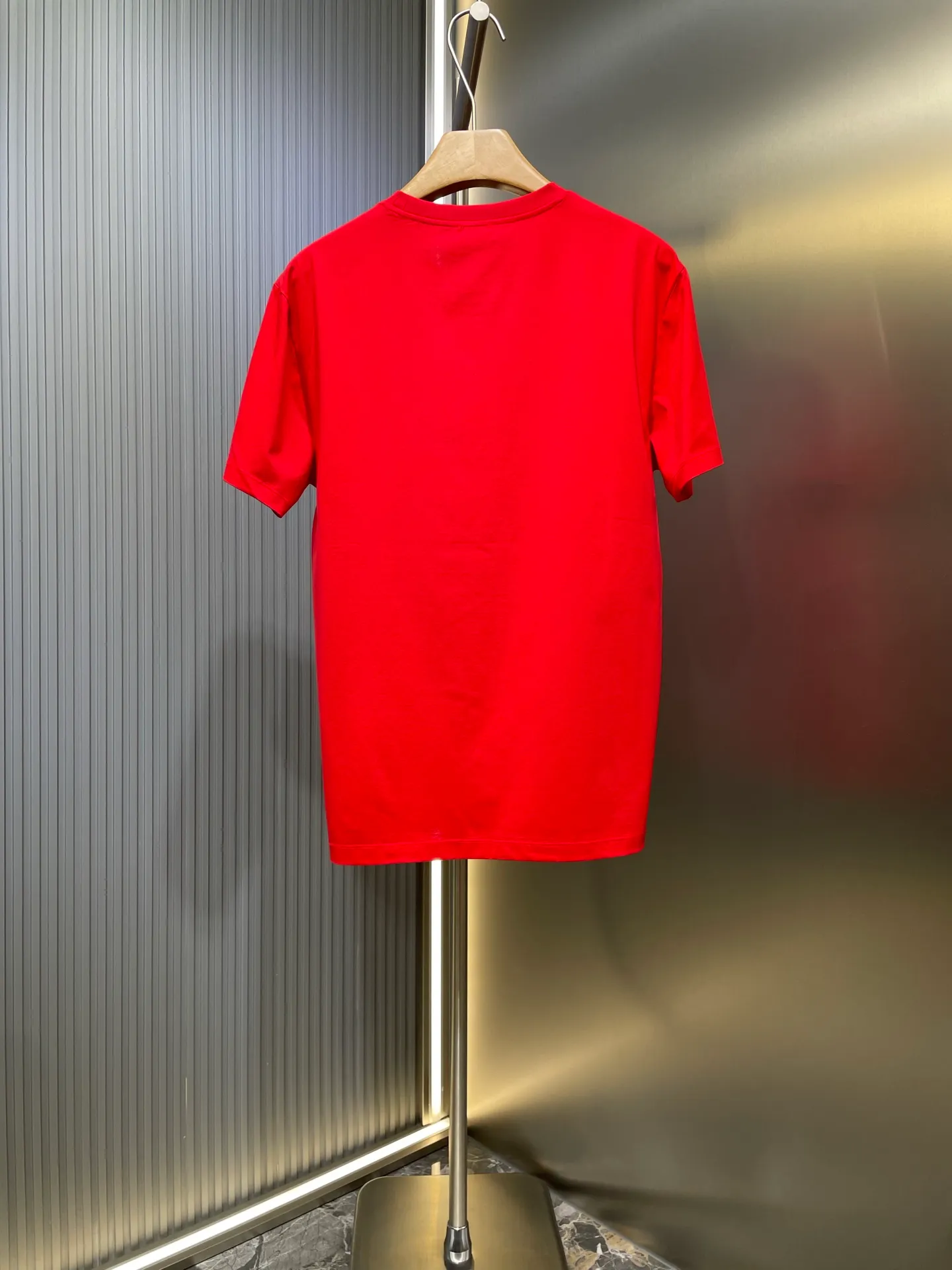 P290 moncler 🌟【Top original order】2025 spring and summer new letter flocked printed short-sleeved T-shirt; customized 80-count double-strand mercerized long-staple cotton fabric, comfortable, soft and delicate! The lower side of the row of letters on the chest is a flocking print design with a duck hollow design, and the cuffs are designed with a wool duck badge badge design, all three standards are complete!  size：s-xxxl