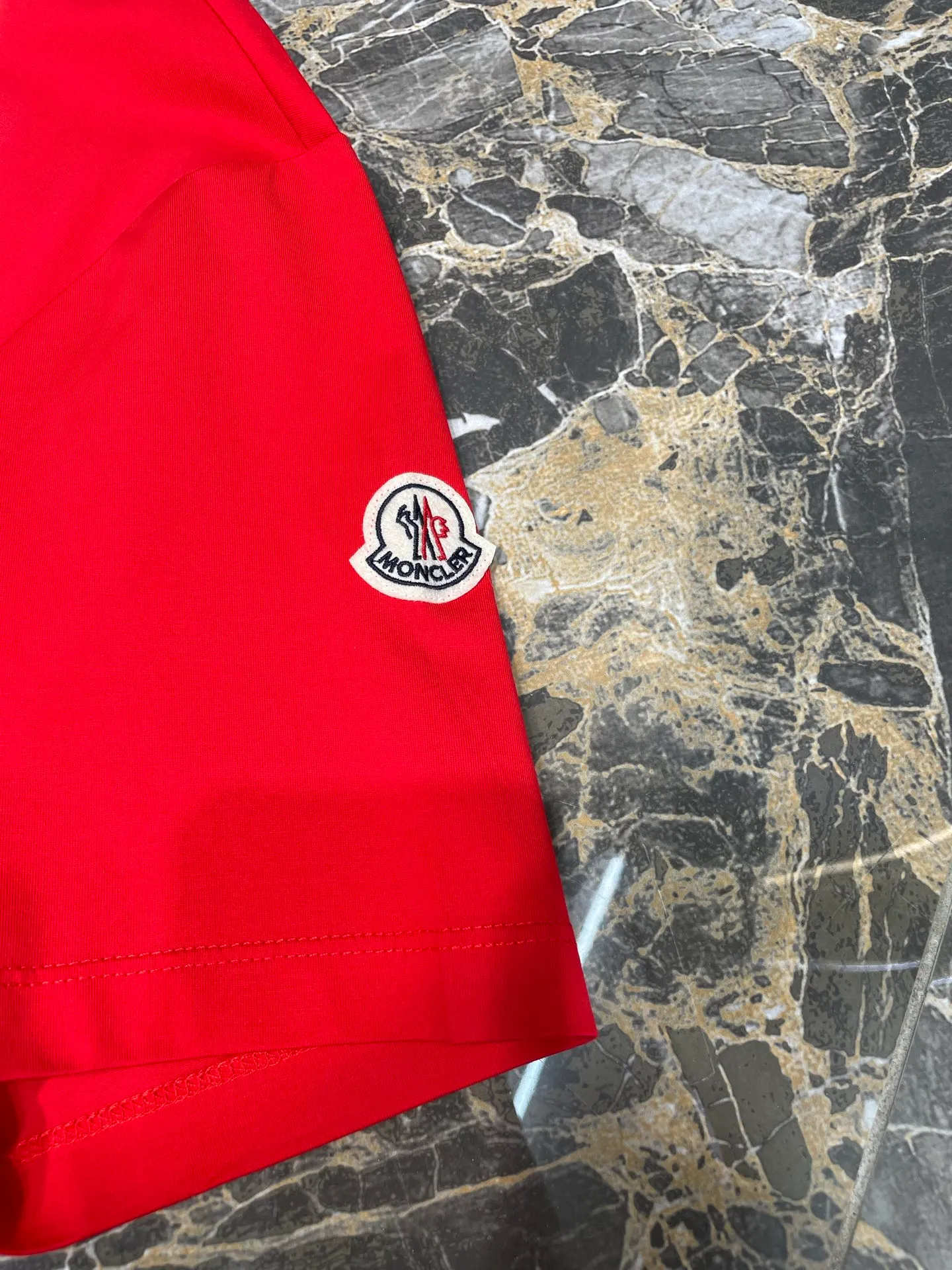 P290 moncler 🌟【Top original order】2025 spring and summer new letter flocked printed short-sleeved T-shirt; customized 80-count double-strand mercerized long-staple cotton fabric, comfortable, soft and delicate! The lower side of the row of letters on the chest is a flocking print design with a duck hollow design, and the cuffs are designed with a wool duck badge badge design, all three standards are complete!  size：s-xxxl