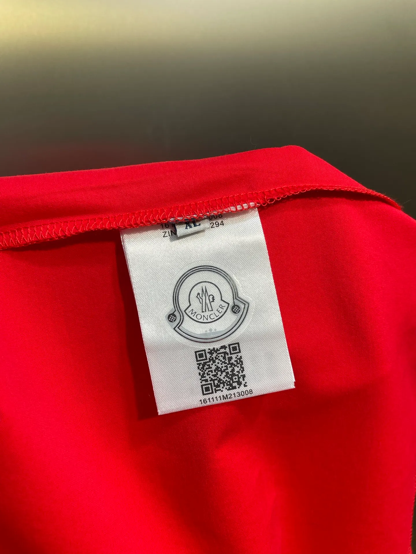 P290 moncler 🌟【Top original order】2025 spring and summer new letter flocked printed short-sleeved T-shirt; customized 80-count double-strand mercerized long-staple cotton fabric, comfortable, soft and delicate! The lower side of the row of letters on the chest is a flocking print design with a duck hollow design, and the cuffs are designed with a wool duck badge badge design, all three standards are complete!  size：s-xxxl