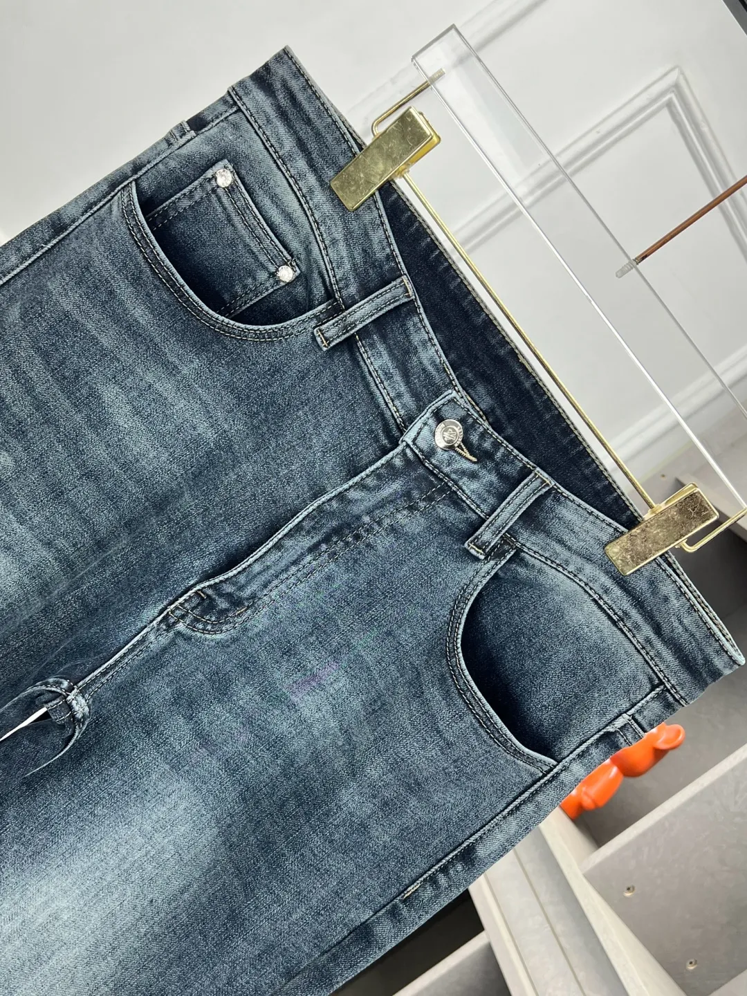 P360 Moncler 🔥🔥🔥The hot new product in autumn and winter, available at counters. The best jeans in physical stores🐂Original 1:1 goods at counters, suitable for all ages. The highest version of European imported fabrics on the market. Comfortable, soft and skin-friendly, the upper body effect is super fashionable and versatile, straight and stylish, a wardrobe must-have! Suitable for any occasion Size: 29-42