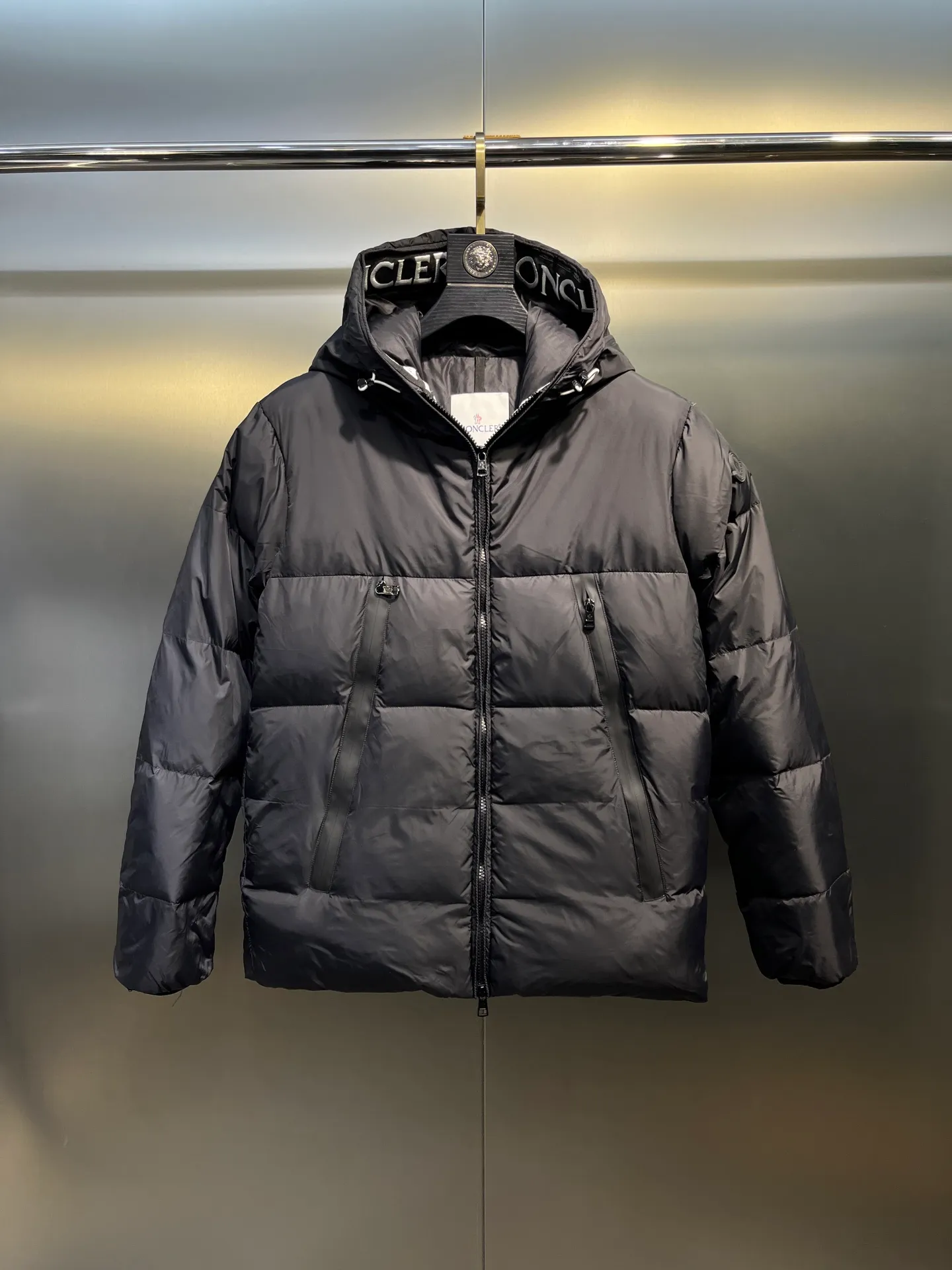 P780 moncler 🌟Large webbing embroidered letters down jacket, upgraded logo with induction anti-counterfeiting, the latest NFC anti-counterfeiting technology, the same style, filled with 90 white duck down fluffy and full, customer-supplied fabrics, original hardware molding, placket with large letters embroidered webbing binding, same style for men and women. Color code number: 1 2 3 4 5