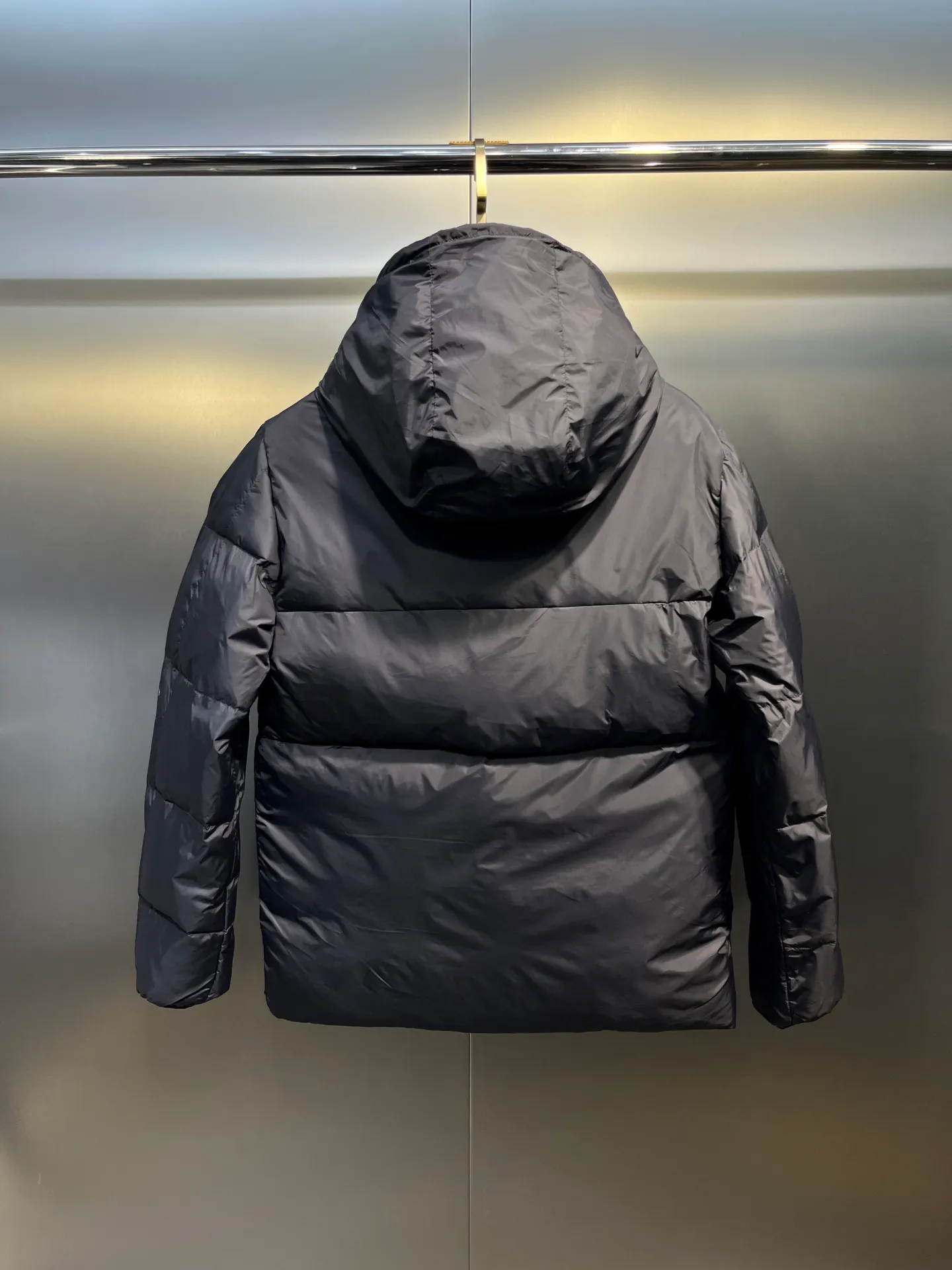 P780 moncler 🌟Large webbing embroidered letters down jacket, upgraded logo with induction anti-counterfeiting, the latest NFC anti-counterfeiting technology, the same style, filled with 90 white duck down fluffy and full, customer-supplied fabrics, original hardware molding, placket with large letters embroidered webbing binding, same style for men and women. Color code number: 1 2 3 4 5