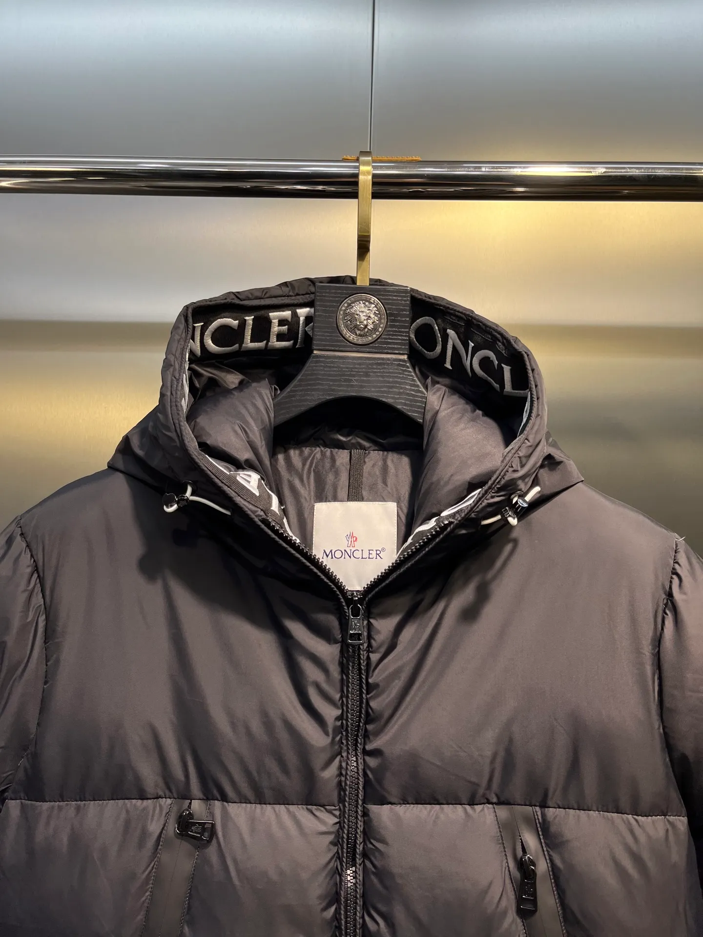 P780 moncler 🌟Large webbing embroidered letters down jacket, upgraded logo with induction anti-counterfeiting, the latest NFC anti-counterfeiting technology, the same style, filled with 90 white duck down fluffy and full, customer-supplied fabrics, original hardware molding, placket with large letters embroidered webbing binding, same style for men and women. Color code number: 1 2 3 4 5