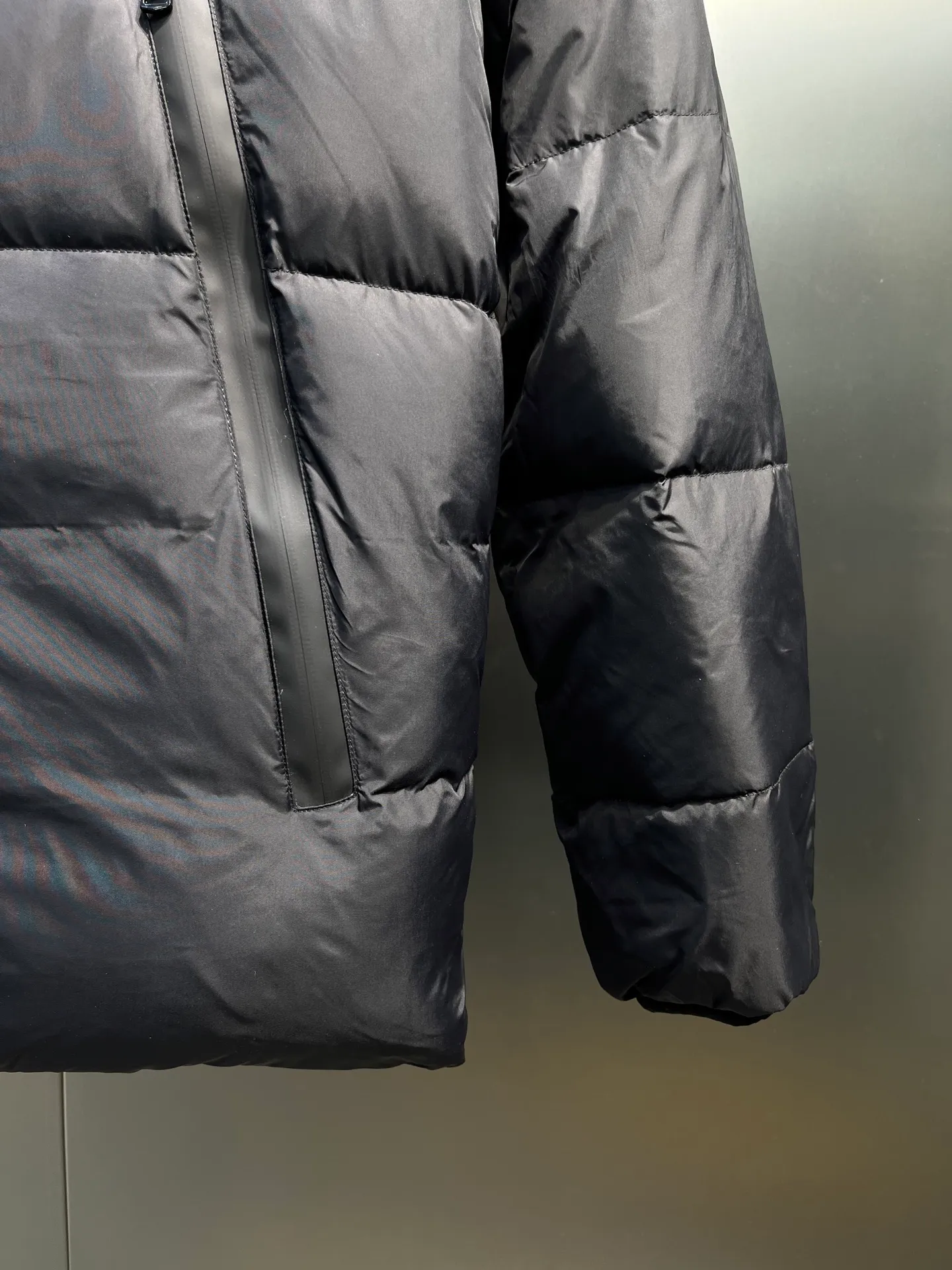P780 moncler 🌟Large webbing embroidered letters down jacket, upgraded logo with induction anti-counterfeiting, the latest NFC anti-counterfeiting technology, the same style, filled with 90 white duck down fluffy and full, customer-supplied fabrics, original hardware molding, placket with large letters embroidered webbing binding, same style for men and women. Color code number: 1 2 3 4 5