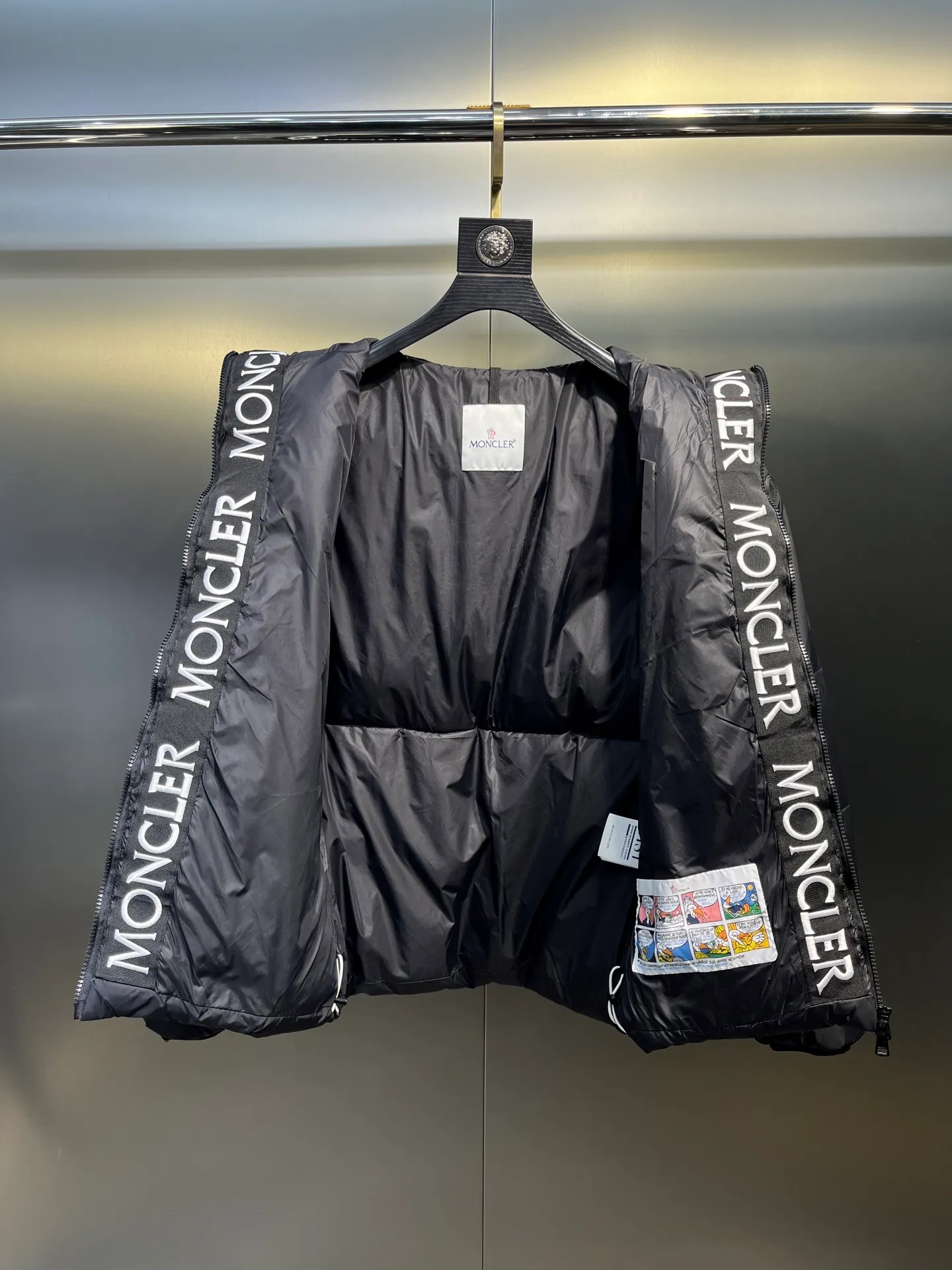 P780 moncler 🌟Large webbing embroidered letters down jacket, upgraded logo with induction anti-counterfeiting, the latest NFC anti-counterfeiting technology, the same style, filled with 90 white duck down fluffy and full, customer-supplied fabrics, original hardware molding, placket with large letters embroidered webbing binding, same style for men and women. Color code number: 1 2 3 4 5